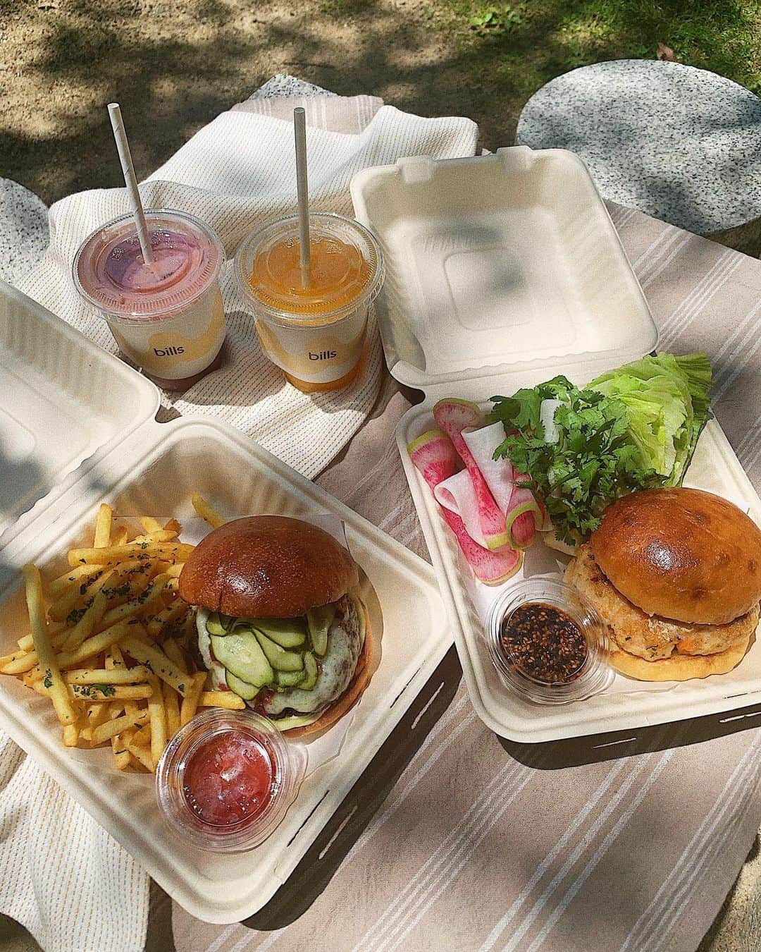 草野春香さんのインスタグラム写真 - (草野春香Instagram)「. 今日は @billsjapan のテイクアウト🍔🥤 ボリューミーで美味しかった👍🏾 天気がいい日に公園で食べるの最高🌞 事前の予約で頼んでみてね💛🌈 #bills #bills福岡  #takeaway」6月2日 21時49分 - _haruka030_