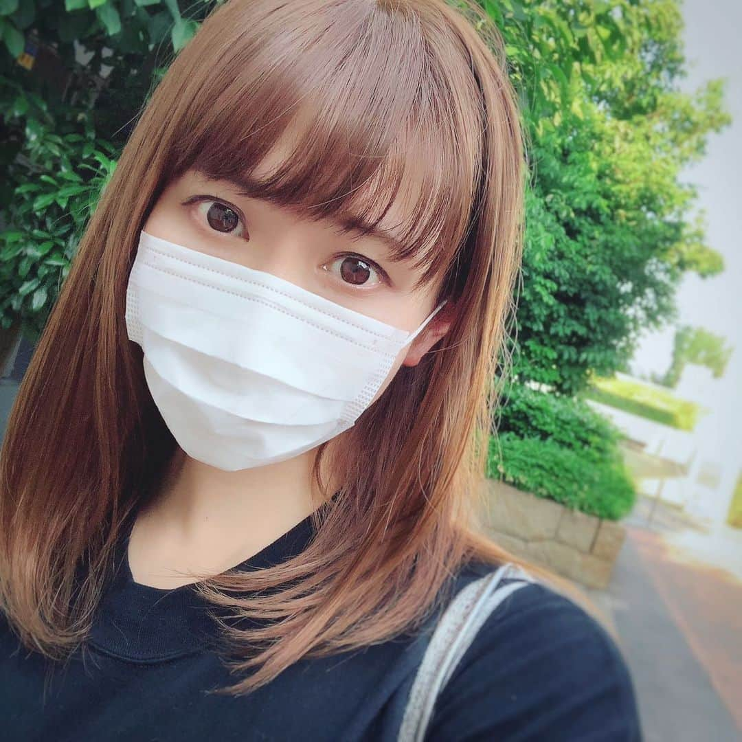 名塚佳織さんのインスタグラム写真 - (名塚佳織Instagram)「(´ｴ`;) 今日は… 止むを得ず 電車移動… ⭐︎ 久しぶりの電車… 緊急事態宣言前に比べたら もちろん少ないけど… それなりの人混みに 何だかドキドキ…💦 ⭐︎ 本日… 感染された方が 30人以上だとか… 謹んでお見舞い申し上げます。 ⭐︎ まだまだ それぞれが しっかり意識を持って 気をつけなくちゃいけませんね💦 #手洗いうがい ⭐︎ そんな中… 生配信の朗読出演が 決まりました♡ ⭐︎ 『星降る街』 2020年7/7(火)〜13日(月) 全12回公演 ＊毎公演、生配信致します。 ⭐︎ -チケット(視聴登録)- （2020年6/30(火)12:00より販売開始) 各公演　5,000円 ⭐︎ 日替わりキャストでして… 私は、 7/10(金)15:00〜 7/11(土)13:00〜 7/11(土)16:00〜 の回に出演致します。 詳しくはHPをご覧下さい。 ↓↓↓ HP：delight-act.com #星降る街 #生配信 #朗読 #日替わりキャスト ⭐︎ ⭐︎ 有難いことに… 仕事がバタバタと再開し… 配信や撮影の依頼もあり… 慌てて💦 仕事の合間に美容室へ… 今日は火曜日で😱 本来はお休みなのですが💦 撮影日までに時間がなかったので お店開けて カット＆カラー して下さいました😭 有り難過ぎる…♡ そして美容室も色々 ウイルス対策 してくださっていました♡ みんな素晴らしい！！ 仕事！頑張るぞ！！ #A10 #タケさん #美容室 #感謝」6月2日 22時08分 - nazuka_kaori424