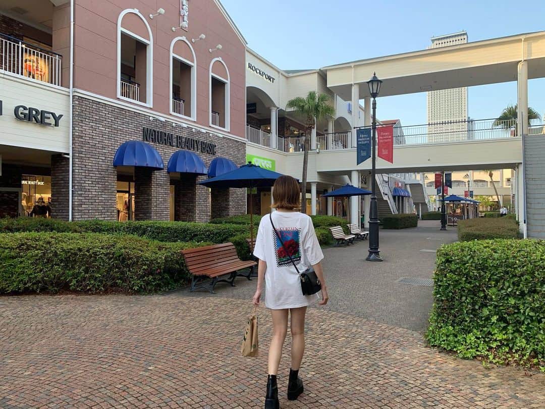 桑名利瑠のインスタグラム：「. . . 👚🦋🥾 外は、気持ちいい！！！！！ . . . #fashion #outfit #outfitoftheday #tシャツ #l4l #selfie #selca #ポートレート #photo #makeup #make #code #プチプラコーデ #ショートボブ #外ハネボブ #ウェーブヘア #散歩 #instafashion #instagood #instalike #instapic #photooftheday #sly #アウトレット #오사카 #패션 #아이돌 #모델 #青空 #starbucks」