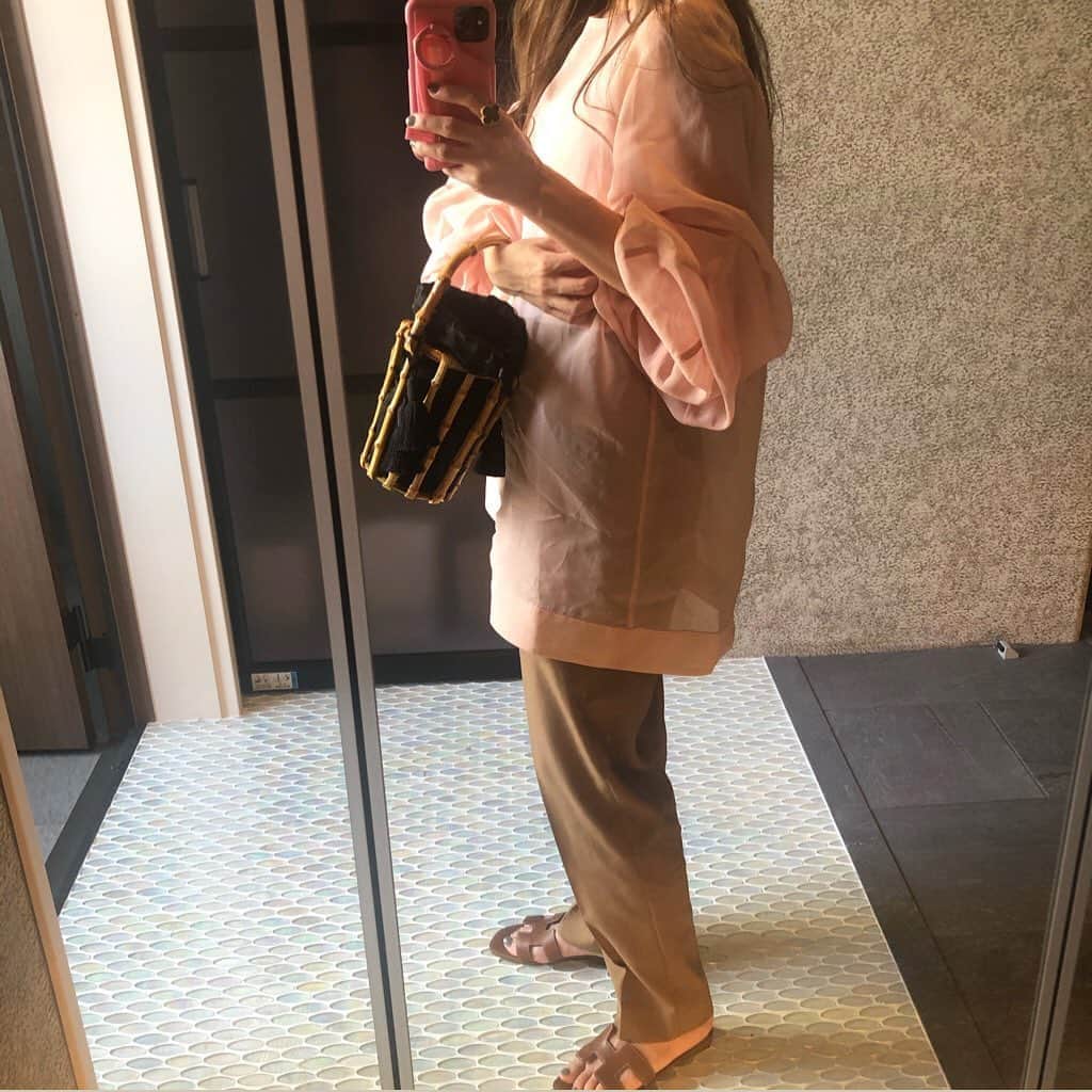 外村久美子さんのインスタグラム写真 - (外村久美子Instagram)「・ すけすけpink🐷に🐻合わせは↓でした  blouse #blamink pants #yori_japan  bag #glorinhaparaguana」6月2日 22時02分 - kummy153