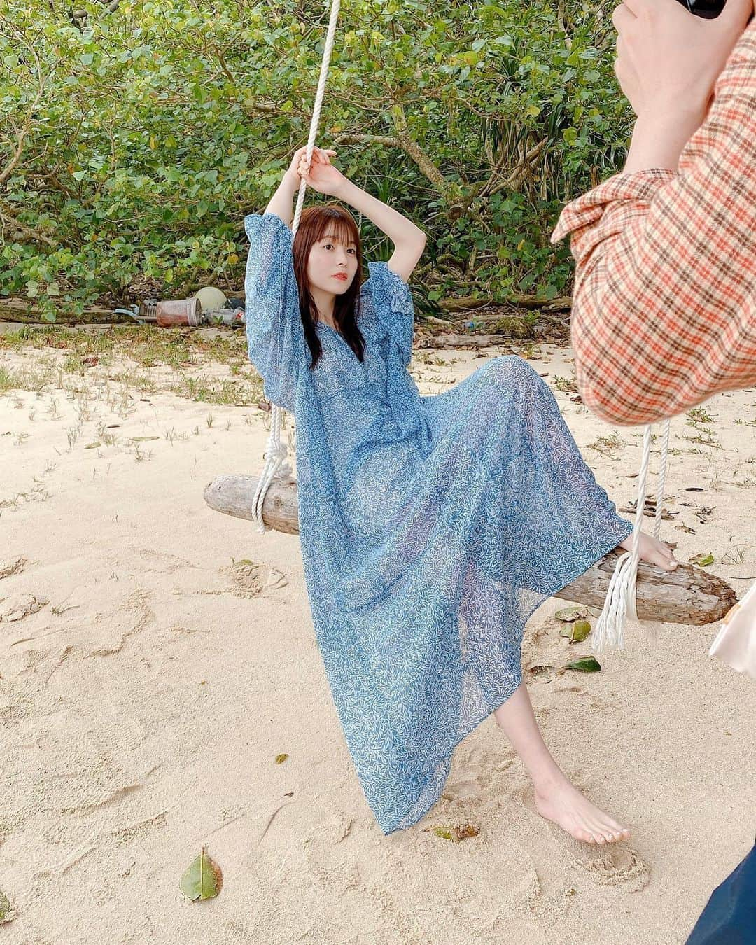 久間田琳加さんのインスタグラム写真 - (久間田琳加Instagram)「今日は週プレのオフショットを🐚 買ったよ！というコメント、たくさんありがとうございます☺️ DVDで海にも癒されて頂けたら、、🏝💙 木からぶら下がっているブランコ、絵本？映画？みたいでときめいた〜🥺 #りんくまがじん #りんくまちっく #Seventeen  #ST #セブンティーン #週プレ #スタイルブック #写真集　#6月5日発売だよ #2冊同時発売」6月2日 22時03分 - rinka_kumada0223