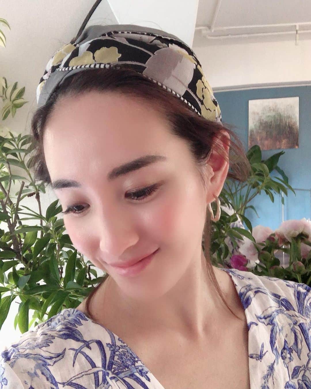 秋定麻紀子のインスタグラム：「打ち合わせ帰りに寄ったお店で一目惚れしたターバン。 夏って白いトップスしか着ないからこうゆうところで色を入れて夏らしくしたいです。」