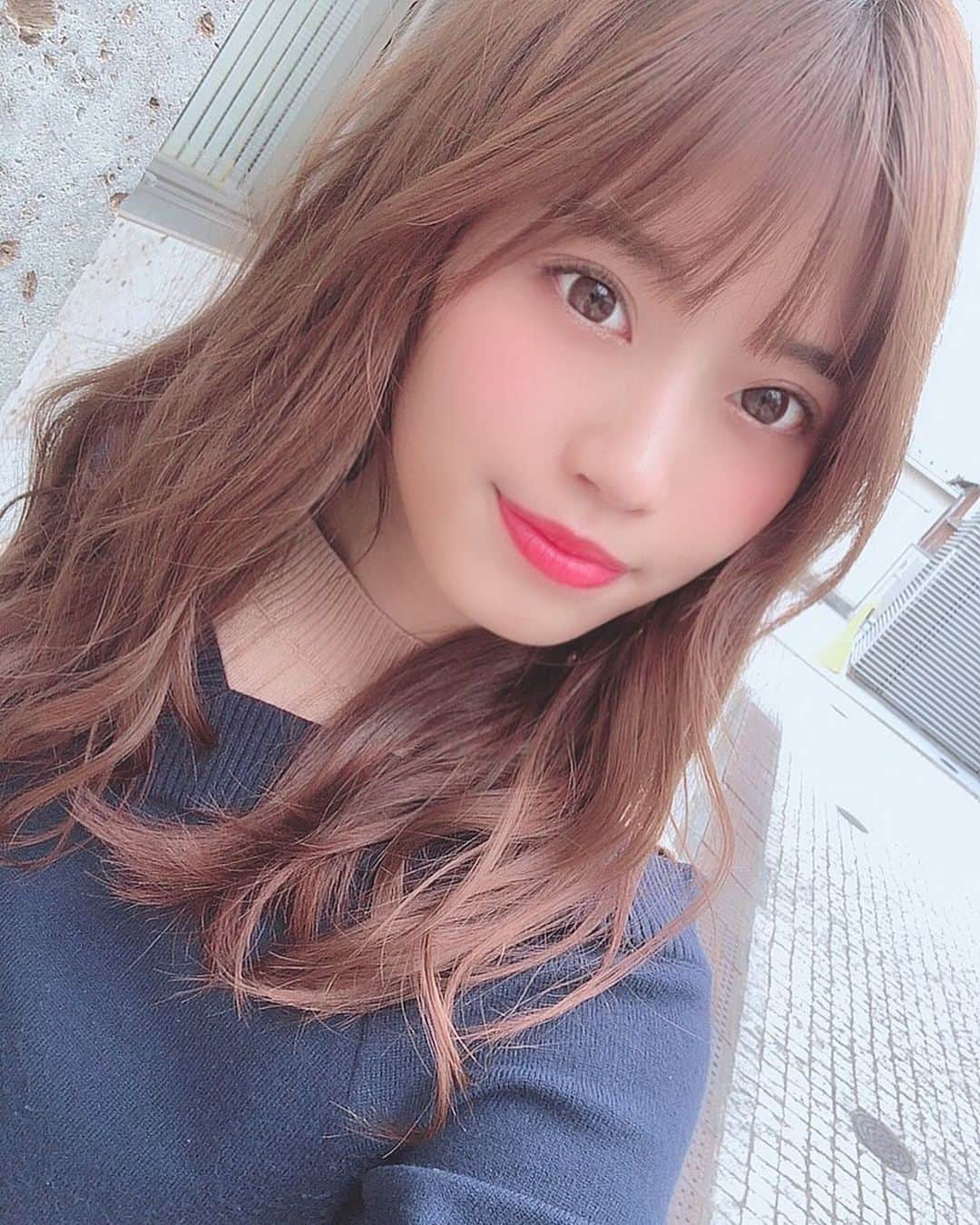 林茜実里さんのインスタグラム写真 - (林茜実里Instagram)「前髪ありも…🥺 実は1月末から美容院行けてなくて、、2回くらい家で染めたんですけど…結構楽しい笑 どんどん髪色明るくなっていく🤩  #巻き髪　#おうち時間 #セルフカラー」6月2日 22時14分 - amirihayashi_pimms