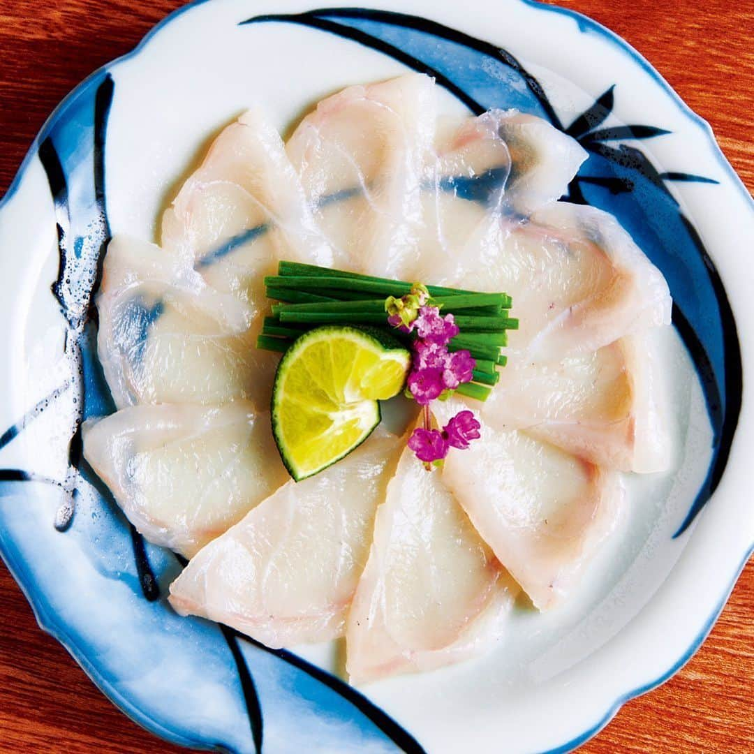 東京カレンダーさんのインスタグラム写真 - (東京カレンダーInstagram)「仕事終わりに立ち寄れる〝サクッとフグ〟という新習慣﻿ ⠀⠀⠀⠀⠀⠀⠀⠀⠀﻿ ①やや厚めに引かれたフグ刺し＝「てっさ」￥1,300は破格！紅葉おろし入りのポン酢とアン肝入ポン酢、2種類の味わいで！﻿ ②「 真子のピザ」￥1,200は、フグの卵巣と酒粕、チーズを混ぜたものをピザ生地に塗って焼いてある。真子のプチプチ感がたまらない！　﻿ ③「 てつ焼き」￥2,500は、3層になっているフグの皮の「みかわ」と「とうとうみ」をニンニク塩だれで食する珍しい逸品。独特の食﻿ 感とパンチの効いた味付けが好相性。﻿ ⠀⠀⠀⠀⠀⠀⠀⠀⠀﻿ ⠀⠀⠀⠀⠀⠀⠀⠀⠀﻿ ★コースの詳細や店内の様子は﻿ 『月刊誌　東京カレンダー2020  6月号 #大人もコスパは大事 』にて﻿ ⠀⠀⠀⠀⠀⠀⠀⠀⠀﻿ ⠀⠀⠀⠀⠀⠀⠀⠀⠀﻿ 【今回ご紹介したレストラン情報】﻿ 店名▷ふぐ倶楽部 miyawaki﻿ エリア▷#銀座 #有楽町﻿ 電話▷03-5579-9842⠀⠀⠀⠀⠀﻿ 住所▷中央区銀座1-22-12　﻿ .﻿ . ーーーーーーー★ーーーーーーーー﻿ @tokyocalendar プロフィールURLの﻿ 東カレweb（アプリ）では、﻿ 高級グルメ情報や話題のレストラン、﻿ 手土産からテイクアウトグルメなど﻿ 東京のグルメ情報を幅広くご紹介。﻿ そして大人気コンテンツ、東カレweb小説や﻿ トレンドニュースも配信しております。﻿ ーーーーーーーーーーーーーーーー ﻿ ⠀⠀⠀⠀⠀⠀⠀⠀⠀﻿ #ふぐ倶楽部miyawaki　#ふぐ倶楽部 #東銀座　#銀座グルメ#ふぐ　#河豚　#高級　#和食#東カレ #tokyocalendar #東京グルメ #日本グルメ #日本美食 #東京美食  #落ち着いたら行こう #新習慣」6月2日 22時15分 - tokyocalendar