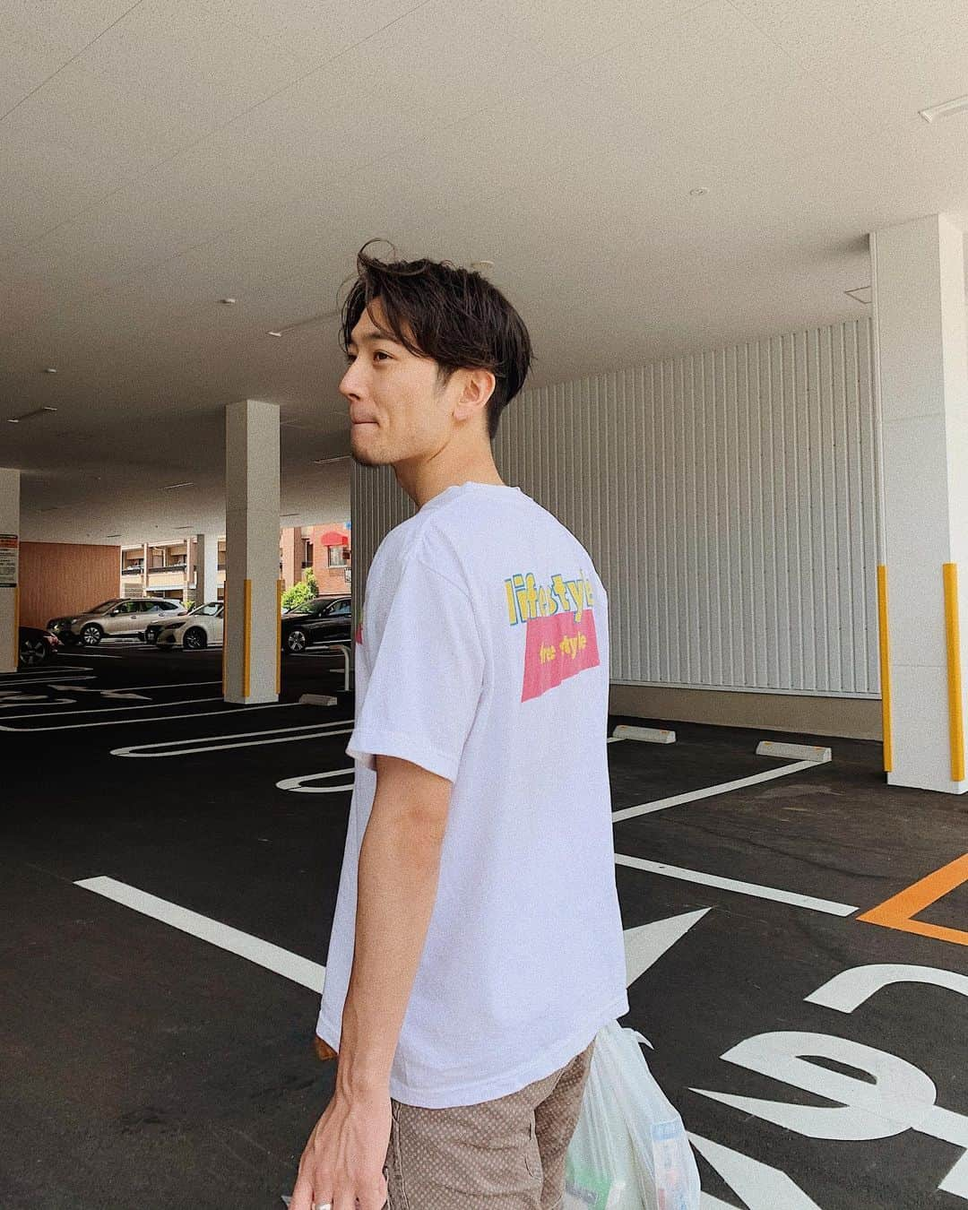 上杉圭哉さんのインスタグラム写真 - (上杉圭哉Instagram)「生活感MAXとお気に入りのTシャツ👕 男手料理作れるように日々訓練中🧎🏼‍♂️またマグマLiveします笑 tops @famebland  pants @paulsmithjapan  shoes @converse  super #サミット #fame#ファッション#除毛#短パン#履ける#最高#スーパー#サミット#大好き#お惣菜コーナー#3分くらい#滞在」6月2日 22時20分 - keiya_uesugi