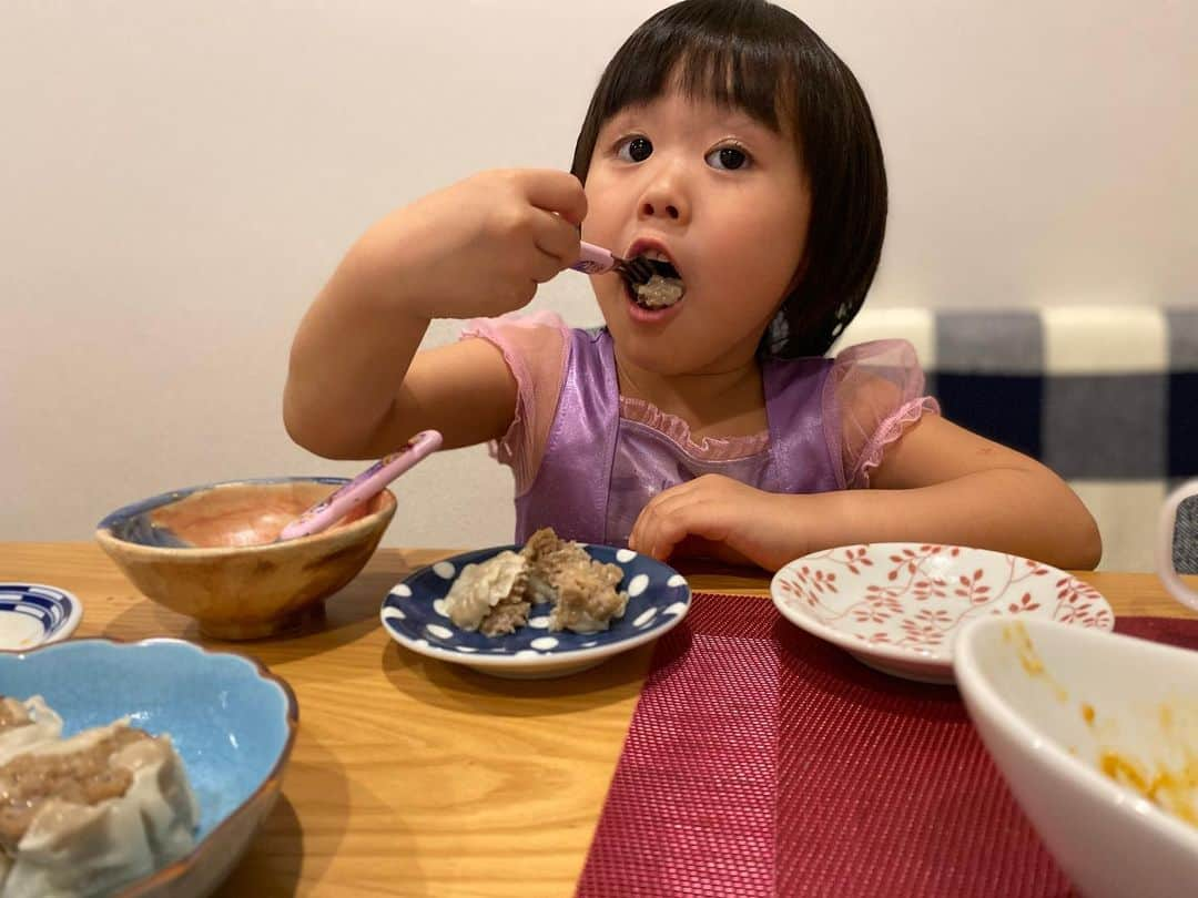 才賀紀左衛門さんのインスタグラム写真 - (才賀紀左衛門Instagram)「娘は今日は遅めの睡眠 9時半は久しぶりだな😅 最近好き嫌いがどんどんへってきてるから嬉しいな🥰💕💕 今日はゴボウを食べて何度も見せてくる😂👌💕💕 明日も頑張ろう💪  #育児日記 #幸せな時間 #家族 #幸せ #子育てパパ #シンパパ #シンママ #子育てグラム #食育 #遊び #健康 #お手伝い #筋膜リリース #似顔絵 #おうち時間 #子育て日記 #子育てパパ #子育てママ #子どものいる暮らし #子どものいる生活 #子供との時間 #レシピ #母の日 #大切 #大切な家族 #幸せをありがとう #育児あるある #子育て奮闘中 #手料理 #キッチン #素材」6月2日 22時21分 - kizaemon0213