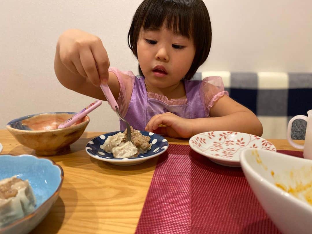 才賀紀左衛門さんのインスタグラム写真 - (才賀紀左衛門Instagram)「娘は今日は遅めの睡眠 9時半は久しぶりだな😅 最近好き嫌いがどんどんへってきてるから嬉しいな🥰💕💕 今日はゴボウを食べて何度も見せてくる😂👌💕💕 明日も頑張ろう💪  #育児日記 #幸せな時間 #家族 #幸せ #子育てパパ #シンパパ #シンママ #子育てグラム #食育 #遊び #健康 #お手伝い #筋膜リリース #似顔絵 #おうち時間 #子育て日記 #子育てパパ #子育てママ #子どものいる暮らし #子どものいる生活 #子供との時間 #レシピ #母の日 #大切 #大切な家族 #幸せをありがとう #育児あるある #子育て奮闘中 #手料理 #キッチン #素材」6月2日 22時21分 - kizaemon0213
