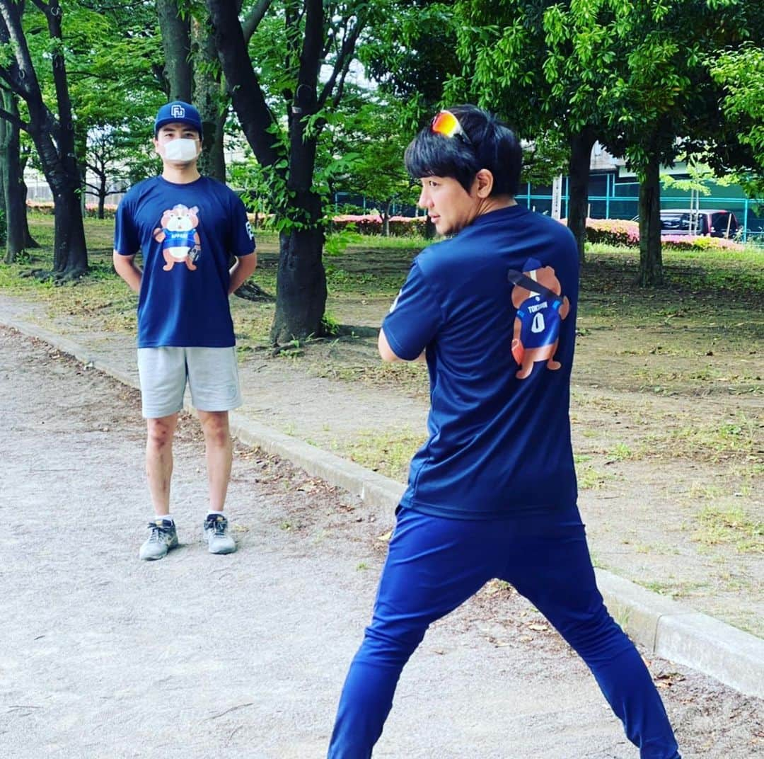 トクサンTVのインスタグラム：「最近のTシャツ。 #バンスポ #ばしこさん #クマ #藩士 #水曜どうでしょう #大泉洋 #プレゼント #何より #嬉しい #ステイホーム のTシャツで #ヘビロテ でお出かけ」