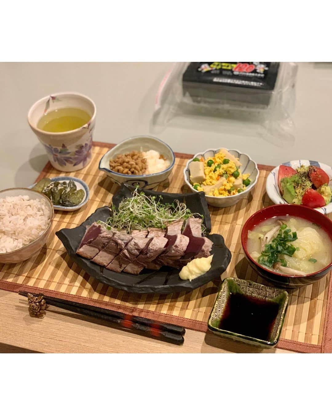 shibainu berryさんのインスタグラム写真 - (shibainu berryInstagram)「Today's dinner🐻🦊🍚 ①今夜の#べりむくご飯 はカツオのたたきでした〜😋 生の魚はワンコはお腹を壊すことがあるそうなのでべりむくのは火を通してるよ😊 べりやんのはon ザ・ライス🍚 これには事情が… ドッグフードをネットで注文してるんやけど配送が遅れてるらしくてフードが無い〜💦いつもなら一日か二日で届くのに😣 もうそろそろ届くと思うんやけど😅 というわけでべりやんのはご飯＋カツオのたたき😅 ご飯は麦ご飯だよ🍚おとんが麦ご飯好きやから😋 ワンコはお米食べてもokだよ🤗太りやすい食材やから量は少なめがいいかも…いっぱい盛ってしまったけど〜😅 むくみはお米食べないから米無し😑むくみこそお米食べて欲しいんやけどな〜😑 副菜は納豆だよ😆納豆はワンコの体にもいいけど消化が悪いそうなのでみじん切りしてます✨ ワンコご飯は本買って参考にしてるよ❗️凝ったものは作ってないんやけど…😅ワンコにおすすめ食材とかNG食材とかを特に参考にしてる😉 ②ごま油で焼いてます😊まぁ、焼いただけ…😅 ③人間用ご飯🍚 色々作ったけどおとん帰ってこれないって🥺 一人だったら適当に食べるんやけど…せっかくなので盛り付け😋 ＊カツオのたたき ＊しめじと白菜のお味噌汁 ＊トマトとアボカドのサラダ🍅🥑 ＊高野豆腐の卵とじ ＊とろろ納豆 ＊奈良漬け ごちそう様でした〜😊 #❤️迷子犬の掲示板スタッフ @maigo_dog  #❤️迷子犬の掲示板四国 @maigo_dog_shikoku #めざせ迷子犬ゼロ👌 #柴犬 #べりやん #べりむく #多頭飼い #berry #shiba #shibainu  #shibainumania #shibastagram #instashiba #ぷにっと部 #口角キュキュッと部  #チーム俺様 →部員絶賛募集中 #shiba_snap #proudshibas #west_dog_japan #サンデイ #instagramjapan #ふわもこ部 #pecoいぬ部 #pecotv #buzzfeedanimals #dogsofinstagram #dogsofinstaworld #dogs_of_instagram #9gag」6月2日 22時33分 - shibainu.berry