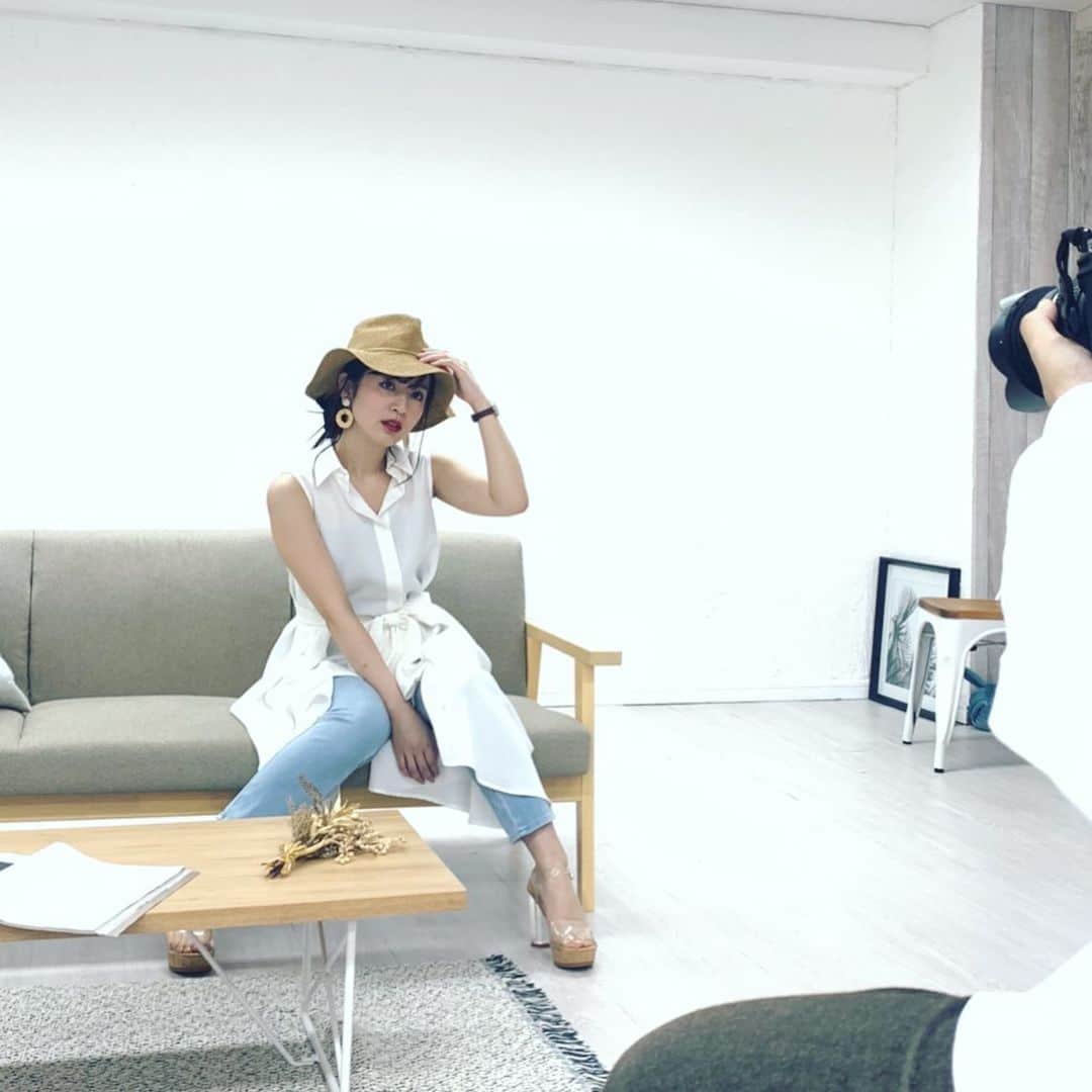 浜田真衣のインスタグラム：「MONA plus＋特別号📕 解禁されましたね♡ Amazonにて電子書籍として販売中です♡  是非みてみてね🌷  #monaカフェ #浜田真衣 #夏コーデ #japanese #instalike #instagood #stayhome #instafashion #cod」