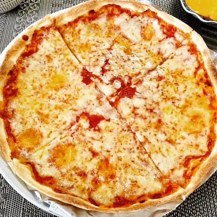 王理惠のインスタグラム：「博多ヴェローナのpizza🍕#お取り寄せ#博多#ピッツァ」