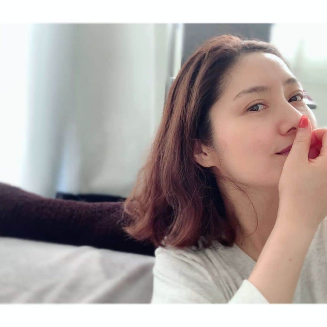 田澤友子のインスタグラム：「自分の髪のこととなると 非常〜に面倒くさがりな私のために せっかくストレート＆毛先ワンカールパーマを かけてくれたのに、 結局あまり披露出来ないまま伸びてしまった…。涙 ・ でも、この毛先ワンカールのパーマは 自然乾燥でも外国人風のニュアンスが出るので とってもお気に入りでオススメです♡ ・ 本格的に暑くなる前に、レアなダウンスタイルも 楽しまなくちゃー！ ・ ・ @muselab._ ・ #ヘアスタイル #ミディアムヘア #毛先ワンカールパーマ  #くせ毛なのでストレートも #万年一つ結びから卒業したい #でも次はもっと短く切る！ #髪色も変える！ #田澤友子 #タザワトモコ」