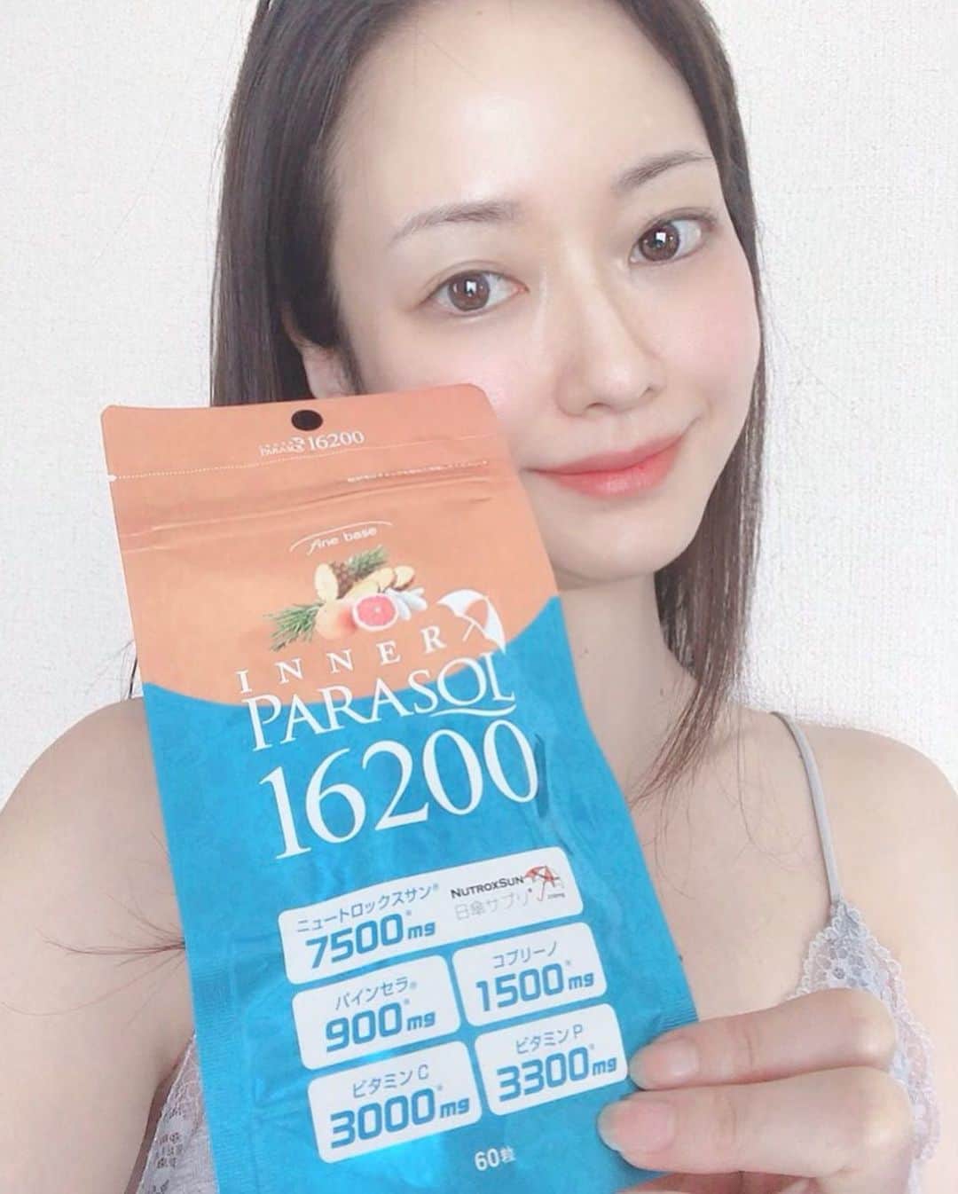 吉山りささんのインスタグラム写真 - (吉山りさInstagram)「🌈美白ケアしてますか？💕 10代はガンガン焼いてました🧜🏿‍♀️（笑）  ベタベタ塗るのが好きじゃない私にピッタリ😍  サプリはインナーケアだからすっごく慎重に選びます💕怖いもん（笑） ↑ 私がサプリの投稿珍しい😂（笑）  1日2粒で１ヶ月もつからまたまだある😍  暑いから先月から飲み始めてました〜💕 美白効果でてるかなー✨  太陽の下で2日間撮影したあとのすっぴん写真を載せてみまする〜💕 上のストーリーもチェックしてね🌞😊🌞 #日焼け止め #インナーパラソル #飲む日焼け止め #サプリ #1ヶ月 もつ😍 もうね#日焼け しやすいから大変😢 #真っ赤 に水膨れになる😂 #シミ #シワ #たるみ の原因にもなる #お日様 は大好きだからこそ #日焼け対策 する💕 外にいっぱい出たいもん #サングラス #日傘 #美白 #色白 #美肌 #美容 #サプリメント #飲みやすい ✨ #日傘サプリ #吉山りさ 良いかも☺️ #色素薄い系 #茶目 #beauty #40代 #すっぴん #撮影 #モデル #ママ」6月3日 8時23分 - oreorerisa