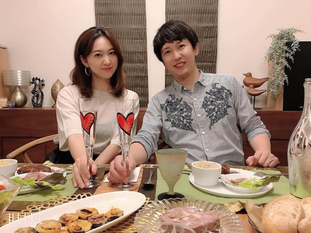 金子貴俊のインスタグラム：「13年目の結婚記念日のお祝い ビストロティロワさんからディナーをお取り寄せしてパーティー🎉 家族仲良く、これからも頑張っていきます。今後とも金子家をよろしくお願いします。  #結婚記念日#お取り寄せ#ビストロティロワ #bistrotiroir」
