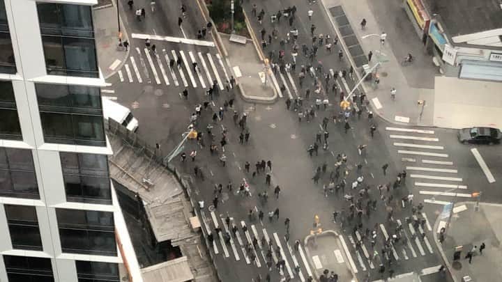 チェリーン・ダビスのインスタグラム：「Incredibly brave protestors breaking curfew in downtown Brooklyn right now. While a helicopter hovers and cops begin to swoop in. #blacklivesmatter #brooklynprotest #nycprotest」