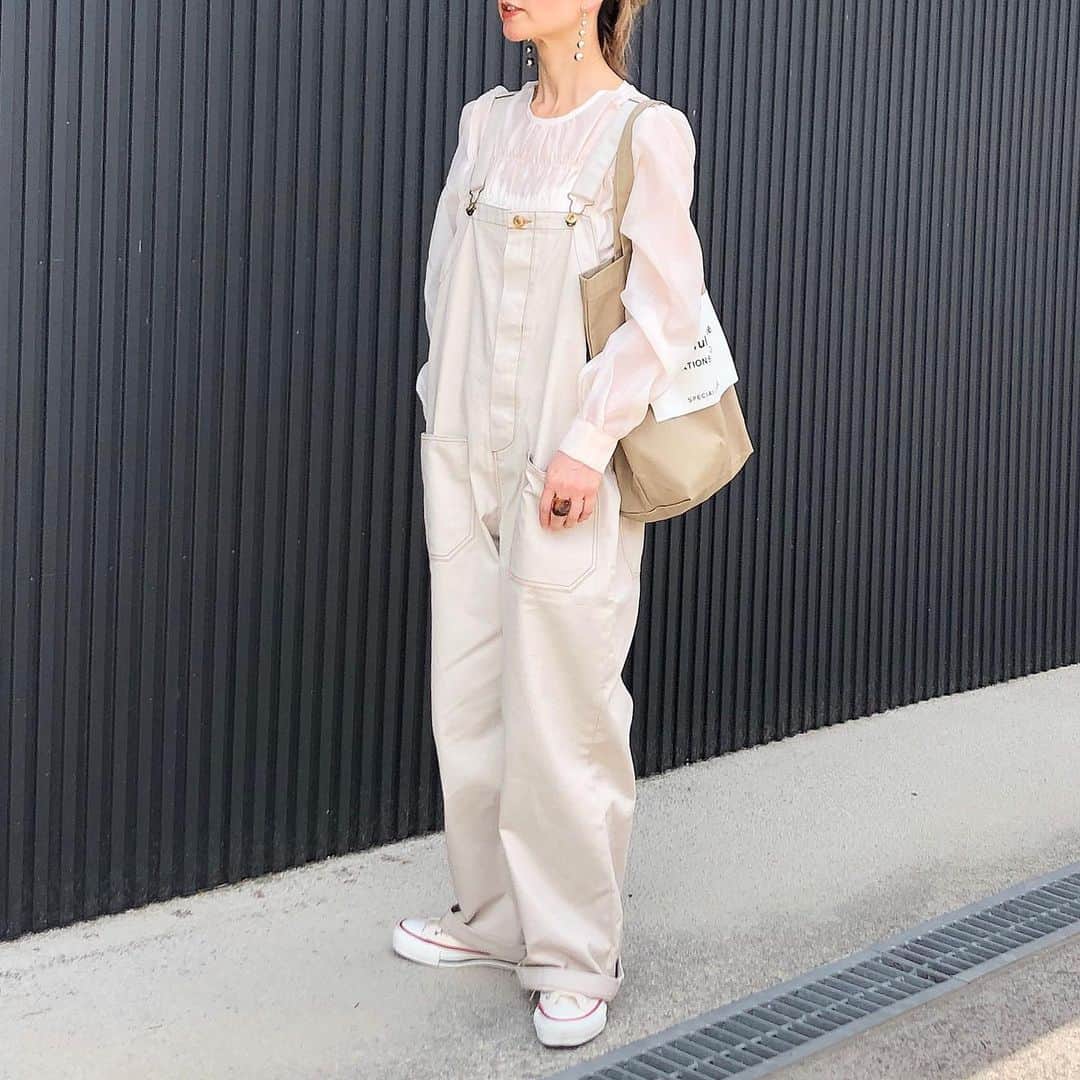 akko0718さんのインスタグラム写真 - (akko0718Instagram)「6月3日(水) . . シアー感がかわいいブラウス　@_ruruofficial_ ♡ . 今回はサロペット合わせ‪⸜‪‪☺︎‬⸝‬‪‪ . . #kaumo_fashion #locari #ponte_fashion #mineby3mootd #mineプチプラ部 #ruruofficial #おちびコーデ #おちびの輪 #低身長コーデ #平均身長コーデ #プチプラコーデ #シンプルコーデ #大人シンプルコーデ #アラフォーコーデ #155センチコーデ #ワントーンコーデ #ホワイトコーデ #淡色コーデ #ミテジョ #ミテガール #サロペットコーデ #大人カジュアルコーデきれいめコーデ #大人カジュアルファッション」6月3日 9時16分 - akko0718