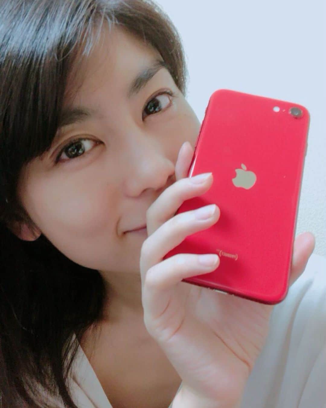芳野友美さんのインスタグラム写真 - (芳野友美Instagram)「#機種変更 ！！ iPhone8→iPhone SE第2世代へ。 見た目ほとんど変わらない（笑） 故に新しいスマホ❤︎というワクワクがない（笑）」6月3日 0時22分 - yumi_yoshino_1980