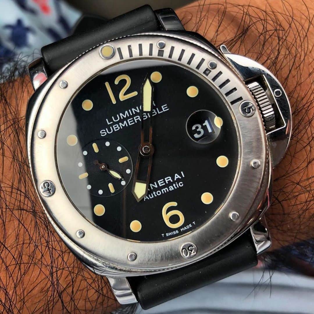 パネライのインスタグラム：「This example of the aged lume of the tritium dial (T-Dial) is what most old school Panerai guys love. Here is a great example on the #Panerai #PAM24 Submersible. Pic by @the_wrister #paneraicentral」