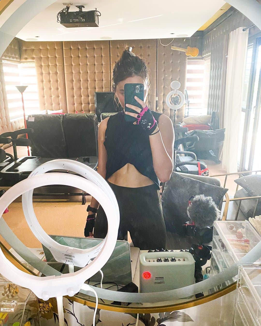Kathryn Bernardoさんのインスタグラム写真 - (Kathryn BernardoInstagram)「Warning: Kaartehan post-workout selfies ahead! 😜  Ever since the lockdown began, I swore to myself that I will work out at least 3x a week to keep my body healthy (and to offset all those junk I eat) especially at a time like this. Thanks to online and zoom workout classes, I actually ended up working out almost every day! You just need to find out the right fitness routine for you, and i swear, you’ll enjoy the process along the way.  Tip: Start with 15mins per day first and adjust it from there based on what your body can handle! There are lots of free ab/full-body workout routines that you can check on YouTube for reference. 💪🏻」6月3日 0時26分 - bernardokath