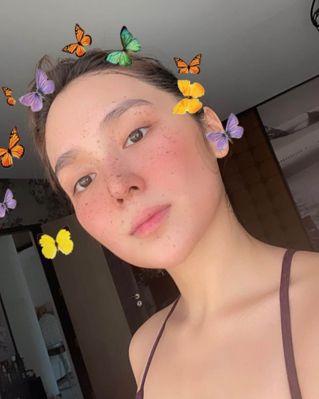 Kathryn Bernardoさんのインスタグラム写真 - (Kathryn BernardoInstagram)「Warning: Kaartehan post-workout selfies ahead! 😜  Ever since the lockdown began, I swore to myself that I will work out at least 3x a week to keep my body healthy (and to offset all those junk I eat) especially at a time like this. Thanks to online and zoom workout classes, I actually ended up working out almost every day! You just need to find out the right fitness routine for you, and i swear, you’ll enjoy the process along the way.  Tip: Start with 15mins per day first and adjust it from there based on what your body can handle! There are lots of free ab/full-body workout routines that you can check on YouTube for reference. 💪🏻」6月3日 0時26分 - bernardokath