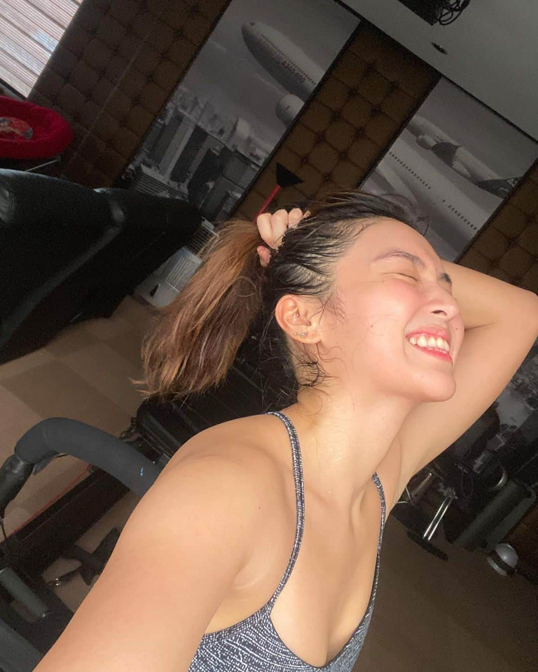 Kathryn Bernardoさんのインスタグラム写真 - (Kathryn BernardoInstagram)「Warning: Kaartehan post-workout selfies ahead! 😜  Ever since the lockdown began, I swore to myself that I will work out at least 3x a week to keep my body healthy (and to offset all those junk I eat) especially at a time like this. Thanks to online and zoom workout classes, I actually ended up working out almost every day! You just need to find out the right fitness routine for you, and i swear, you’ll enjoy the process along the way.  Tip: Start with 15mins per day first and adjust it from there based on what your body can handle! There are lots of free ab/full-body workout routines that you can check on YouTube for reference. 💪🏻」6月3日 0時26分 - bernardokath