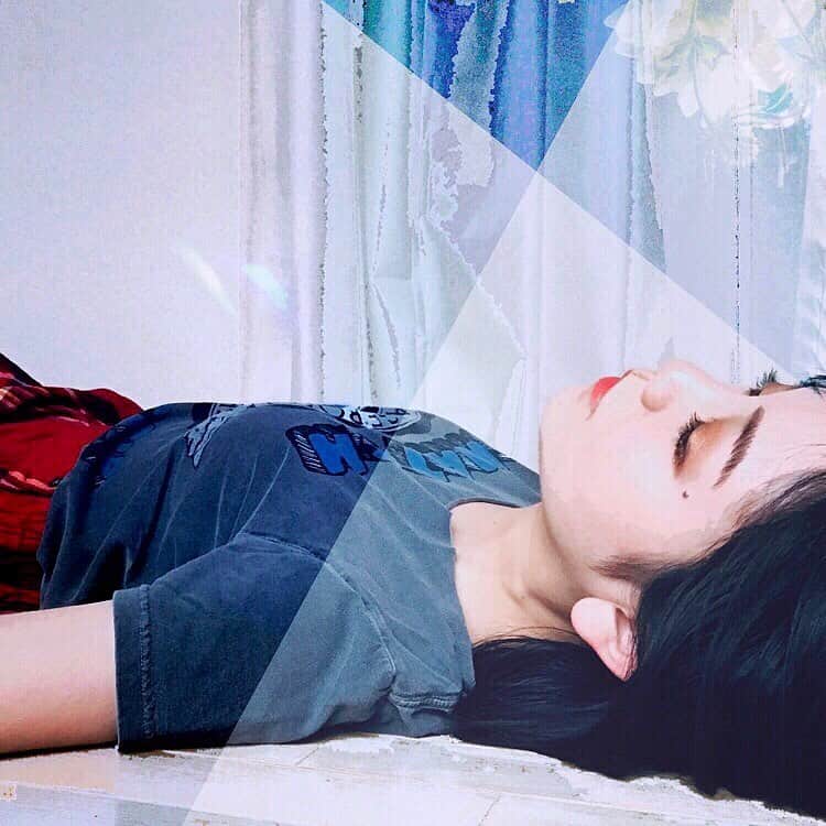 田上真里奈のインスタグラム：「#二重露光 床冷てぇ〜」