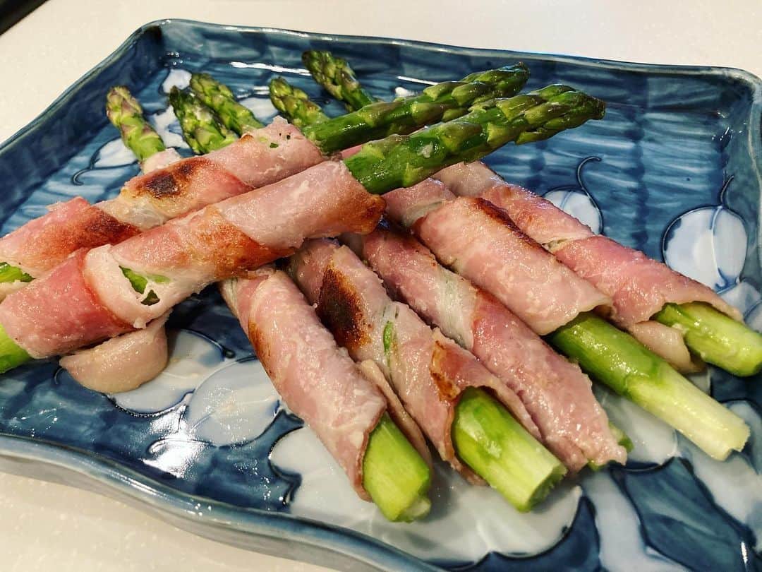 杜このみのインスタグラム：「たくさん頂いたアスパラも今夜がラスト登場でした！ まだまだ新鮮だったので、 最後は思いっきりシンプルに食べたくて、#アスパラベーコン にしました✴︎ バターで炒めて、魚醤を少しだけ。 素材が良いものはシンプルが一番美味しいかもしれませんね♪」