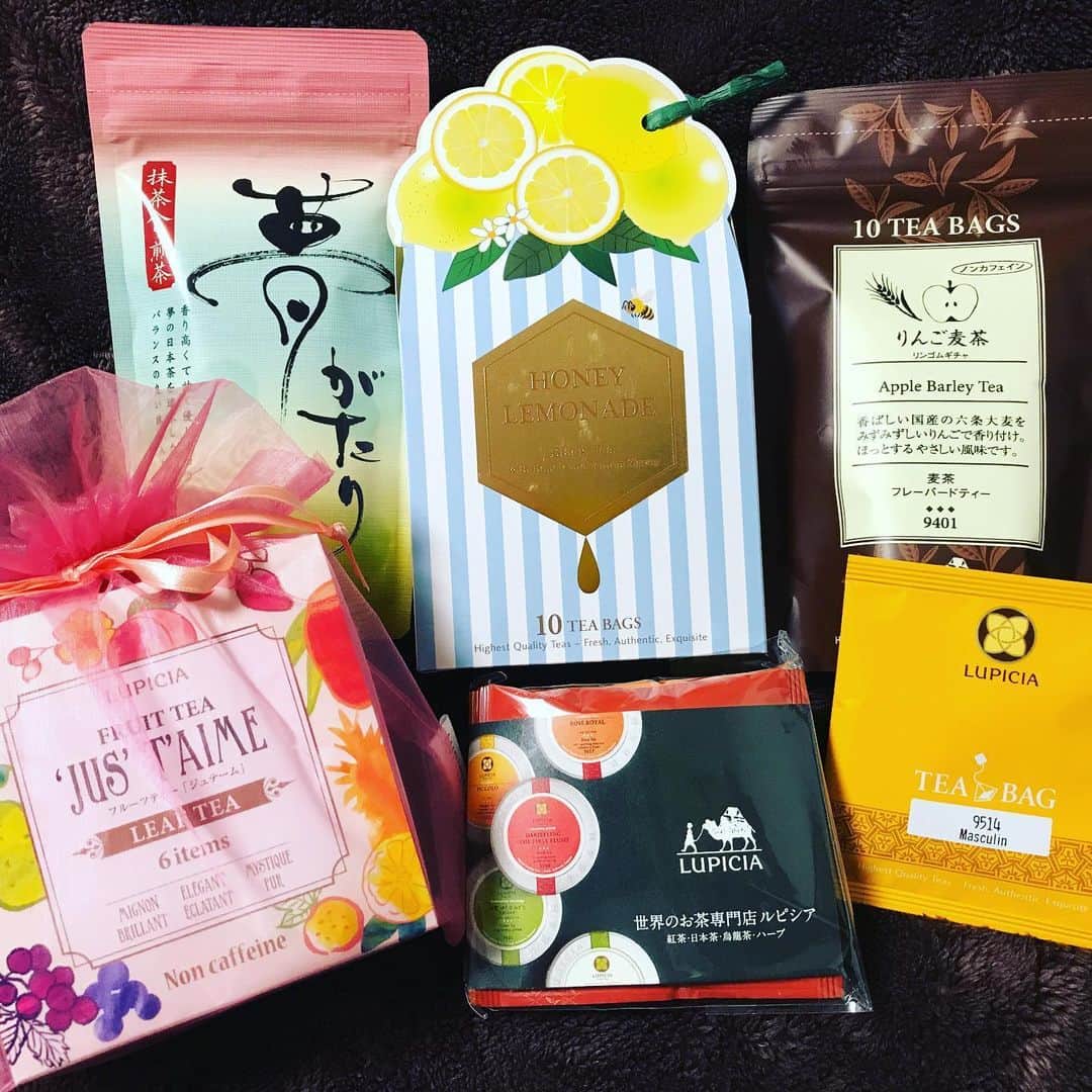 のインスタグラム：「#ルピシア で夏のお茶を買ってみたよ〜😆 左下のはフルーツティーの「ジュテーム」6種類のフルーツティーのアソートです。この中からお気に入りがあったらリピします❣️ 上段中央はハニーレモネード（紅茶）テスターがとってもいい香りだったので。蜂蜜とレモンを添えたら本格的なレモネードティーになるよ。 右上はりんご麦茶。水出しでもOK! 左上の、夢がたりは抹茶入り緑茶。リーズナブルながら香りも味もいいのでお気に入り。  あとおまけで、ティーバッグ6個いただきました❣️ラッキー🤞  これからは水出しで淹れて水分補給にゴクゴク飲むのです。 最近コーヒーばかり飲んでいたので、お茶も飲もうっとヽ(´▽｀)/ #お茶 #tea #夏のお茶 #summertea #ルピシア好きさんと繋がりたい #紅茶党 #コーヒーも好き #お茶道楽」
