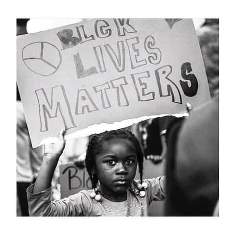 コレジアンのインスタグラム：「✊🏿✊🏾✊🏽✊🏼✊🏻« No one is born hating another person because of the color of his skin, or his background, or his religion. People must learn to hate, and if they can learn to hate, they can be taught to love, for love comes more naturally to the human heart than its opposite. » Nelson Mandela 🖤 . #blacklivesmatter #blackouttuesday - Robert Mapplethorpe « Embrace » 1982 @proenzaschouler」