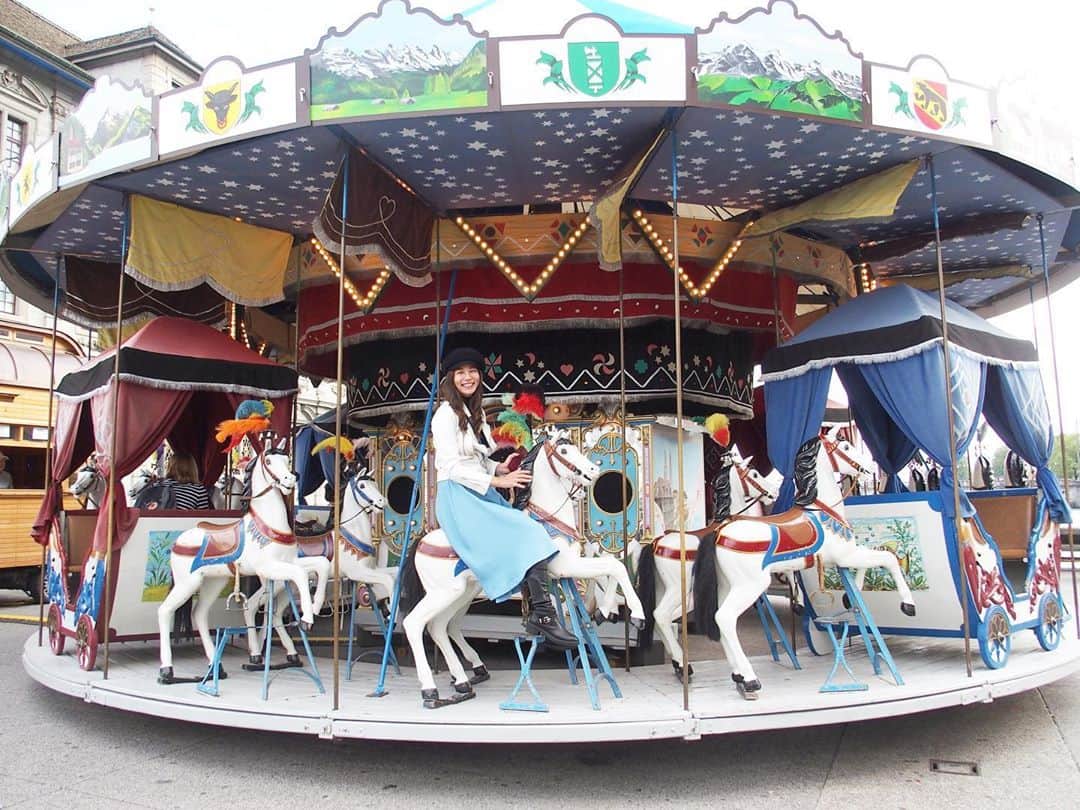 青木愛さんのインスタグラム写真 - (青木愛Instagram)「スイスでロケ中に見つけた移動メリーゴーランド🇨🇭🎠💕﻿ ﻿ 乗りたーい❣️って言って乗せてもらってご機嫌🥳🌈﻿ 。。やったけど永遠に止まる気配のないお馬さんたち🎠🎠🎠﻿ ﻿ 途中から「え？これなんかしな止まらへんの？え？！笑」ってちょっとパニック🤣🤯﻿ ﻿ 結局5分くらい回り続けてました🎠🌀﻿ ﻿ 置いてかれんでよかった😂🥺♡笑﻿ ﻿ #スイス﻿ #過去pic #遅刻post」6月3日 0時41分 - aiaoki_official