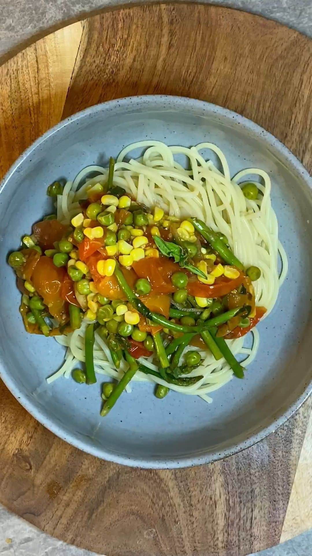 ginger and sproutのインスタグラム：「You can use any spring veg for this pasta dish」