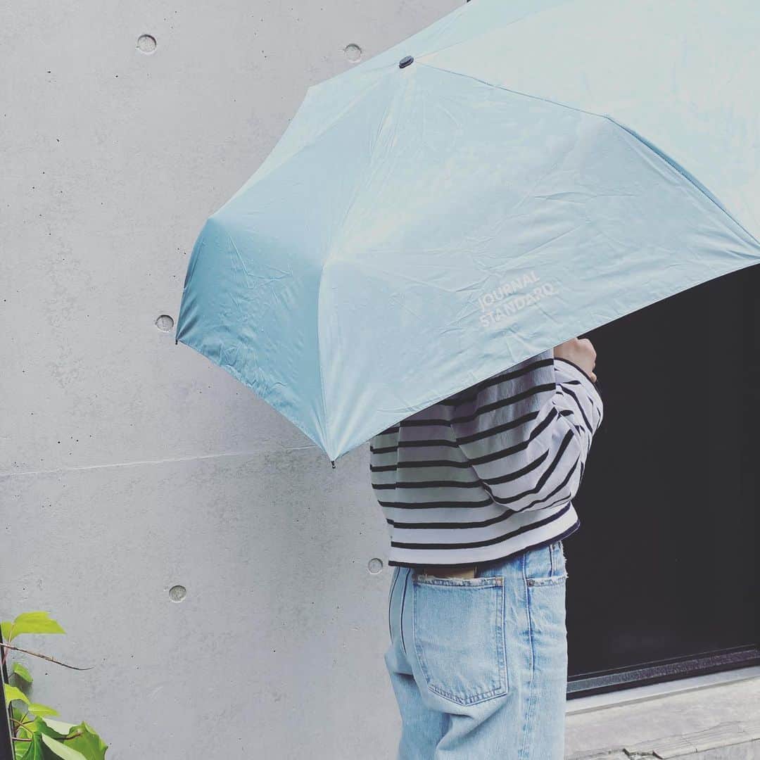 SPRiNGさんのインスタグラム写真 - (SPRiNGInstagram)「夏みたいに晴れてると思ったら、急に雨が降ってきたり不安定な空模様が続きますね😵SPRiNG7月号、通常号の付録は晴雨兼用の傘☂️ぜひご活用ください😆コンパクトだし本当に便利ですよ🙋‍♀️ #SPRiNG 7月号 #傘 #雑誌付録  #スプリング付録」6月3日 0時51分 - spring_tkj