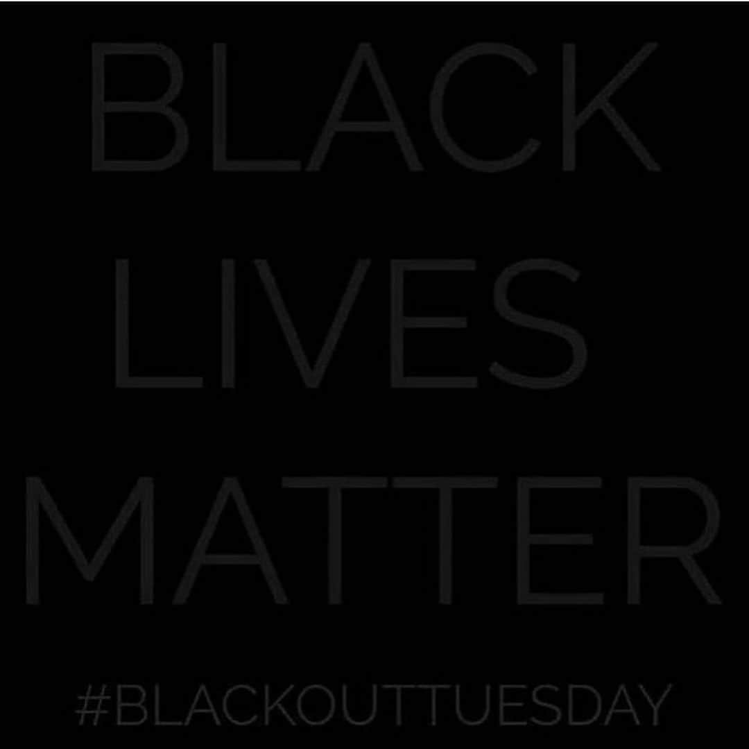 シェイラ・カストロのインスタグラム：「#blackouttuesday」