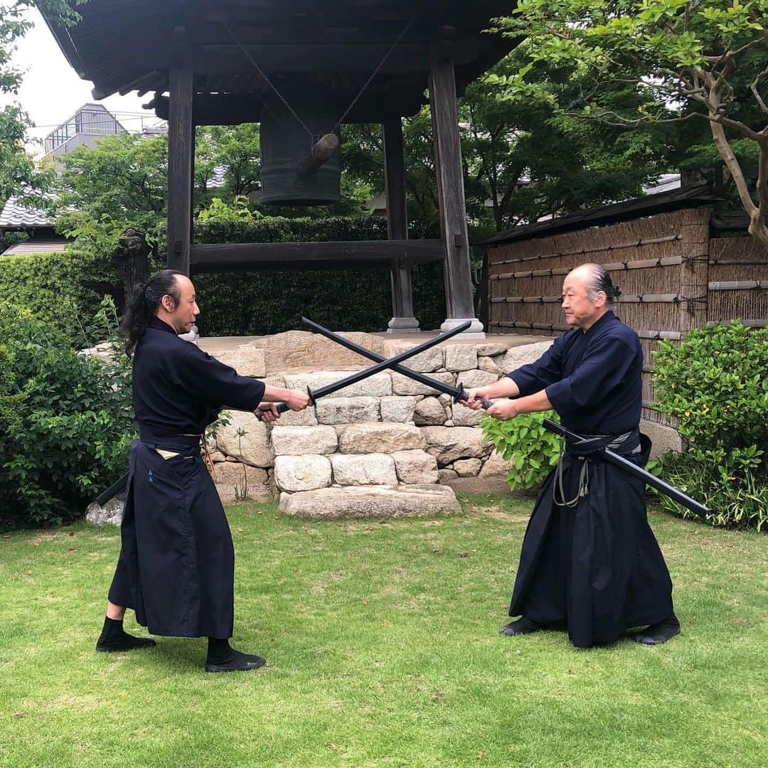 原めぐみさんのインスタグラム写真 - (原めぐみInstagram)「（原めぐみofficial） 7pics  photos  swipeーーーーー▶︎▶︎▶︎ 土方歳三、近藤勇の流派「天然理心流」の高鳥天真先生とキャストの皆さんで記念撮影　https://ameblo.jp/meguming5/entry-12600945142.html 💝  #歳三の刀 #土方歳三  #サムライ  #侍  #新撰組 #土方歳三生誕祭  #日露合作映画  #天然理心流  #試衛館  #増山麗奈  #辰巳琢郎  #辰巳真理恵 #山本修夢 #大島葉子  #原めぐみ  #セルゲイ・ノヴォジーロフ  #マキシム・コロソフ #レディフォー #クラウドファンディング」6月3日 1時36分 - meguming.h