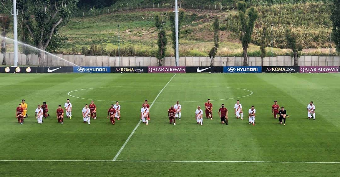 ASローマさんのインスタグラム写真 - (ASローマInstagram)「#ASRoma coach Paulo Fonseca and his players today took a knee before training in a show of support for #BlackLivesMatter」6月3日 1時40分 - officialasroma