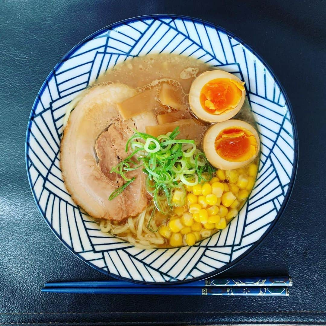 川谷修士さんのインスタグラム写真 - (川谷修士Instagram)「家で作るラーメンでもチャーシュー、煮卵、メンマ、コーンを入れたら、全然十分やと思います。何より手軽に作れるので楽です。ありがとうラーメン。 #お昼#ラーメン#2丁拳銃#川谷修士」6月3日 1時48分 - 2chokenju_shuji