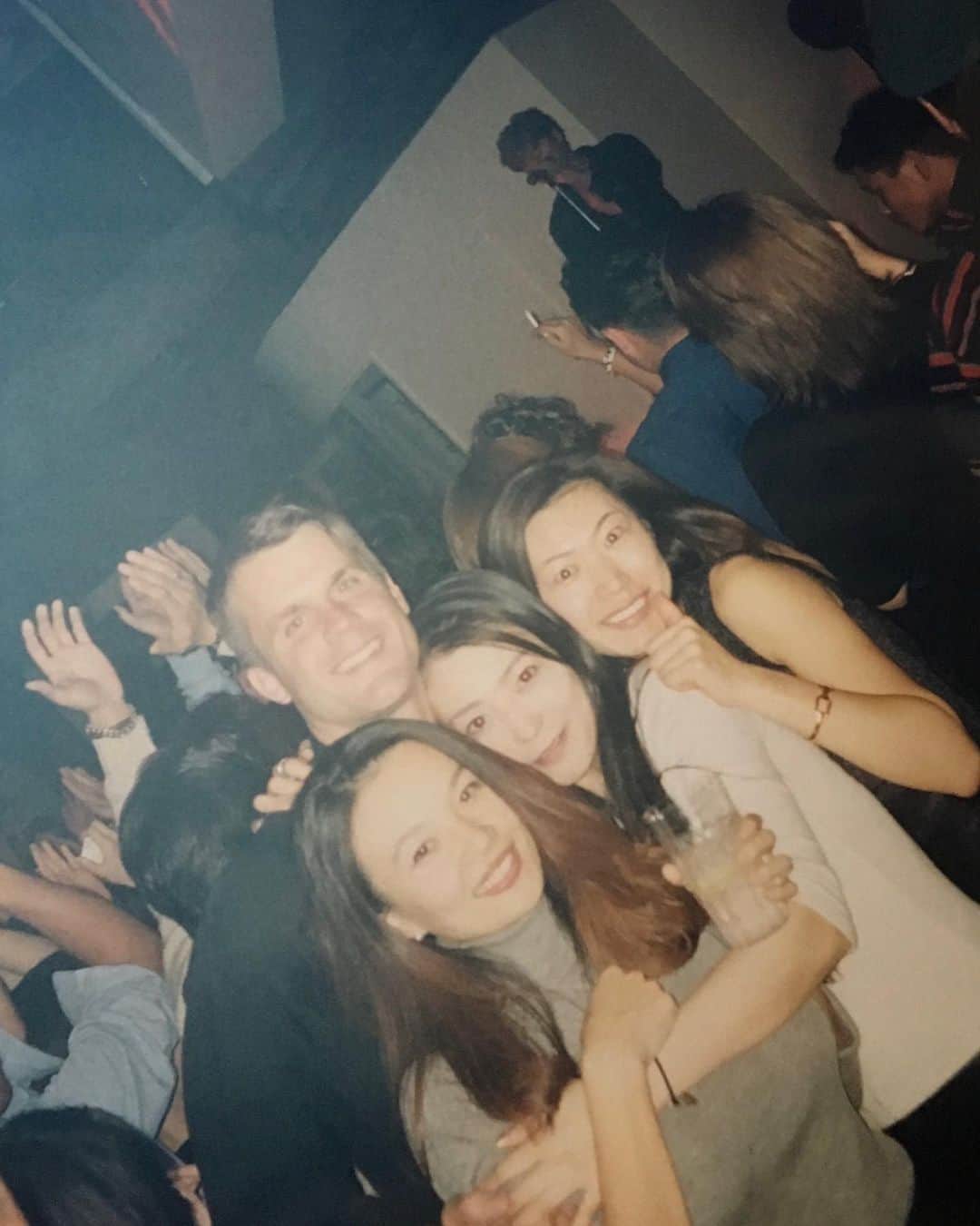福山理子さんのインスタグラム写真 - (福山理子Instagram)「かなり昔のお話。はとこが日本に🇯🇵 。で、みんなでクラブに行ったら いきなり西城秀樹さんが！ヤングマン！ あたしたちの時代じゃないけど、 すごく嬉しくて一緒に歌って踊った 楽しい夜でした  #西城秀樹 さん #Maui #マウイ島挙式 #25年前？ #longtimeago ＃ymca #ヤングマン」6月3日 2時02分 - rikofukuyama