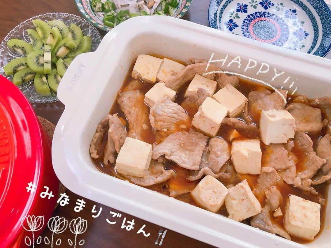 南まりかのインスタグラム：「. 本日のBRUNOランチは、 焼肉のタレでカンタン肉豆腐🍴  焼き肉のタレと料理酒、お肉と木綿豆腐だけでご飯がススム肉豆腐ができちゃう♬  ①お肉と焼き肉のタレと料理酒を入れて、蓋をして中火で火が通るまで放ったらかし。笑 蓋をすることで水分が出るので、お水がいらないのです💡. ②お肉に火が通ったら全体を混ぜて、切った木綿豆腐を入れる。 タレを豆腐に馴染ませたら出来上がり。  お料理したくないなぁって日でも、←え これなら簡単だからやる気になれます♬笑  娘はご飯2杯おかわりしました🤣  味の濃淡も自分で調節できるので、好みの濃さに。  #bruno #ホットプレート料理 #お昼ごはん  #みなまりごはん #娘大喜び #3歳女の子  #肉豆腐 #ご飯が進む #サラダも食べよう」