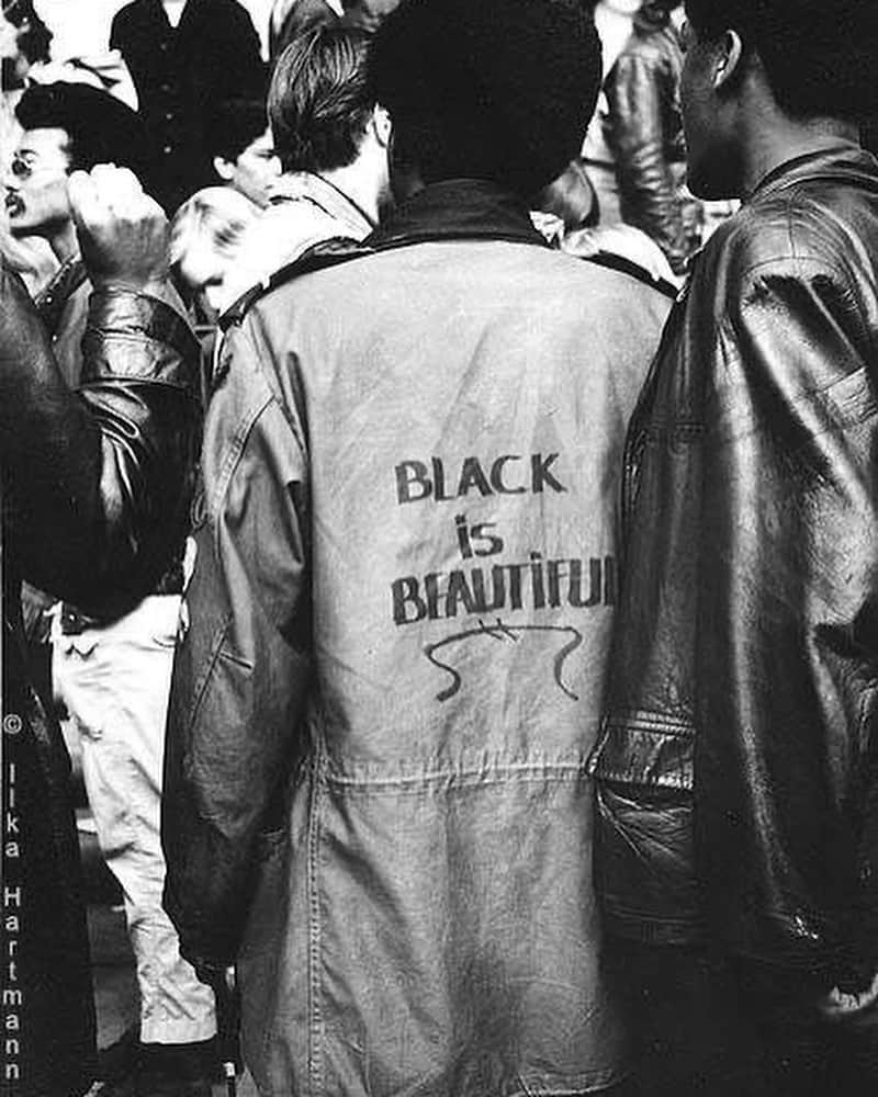 コートニー・イートンのインスタグラム：「Today as we all participate in #blackouttuesday i fear the message has become confused. Today is not the day to “take a break” from social media and simply post a black box and silence your feeds. This is not the time for an easy pass. It is a time to #amplifymelanatedvoices, to raise the voices of the black community. Now is the time for information. #blackouttuesday is to quiet the daily noise and help amplify the voice that need to be heard. So today, post and share your action plans, black organizations, black artist, post conversations with your family’s and friends. Support on the ground, stand with the movement and protest. Support offline, by calling your officials, reading, educating. If you are participating in #blackouttuesday , please avoid using the #hashtag black lives matter or BLM, it blocks important information.  Use your feed to spread information, do not be silent. ❣️」