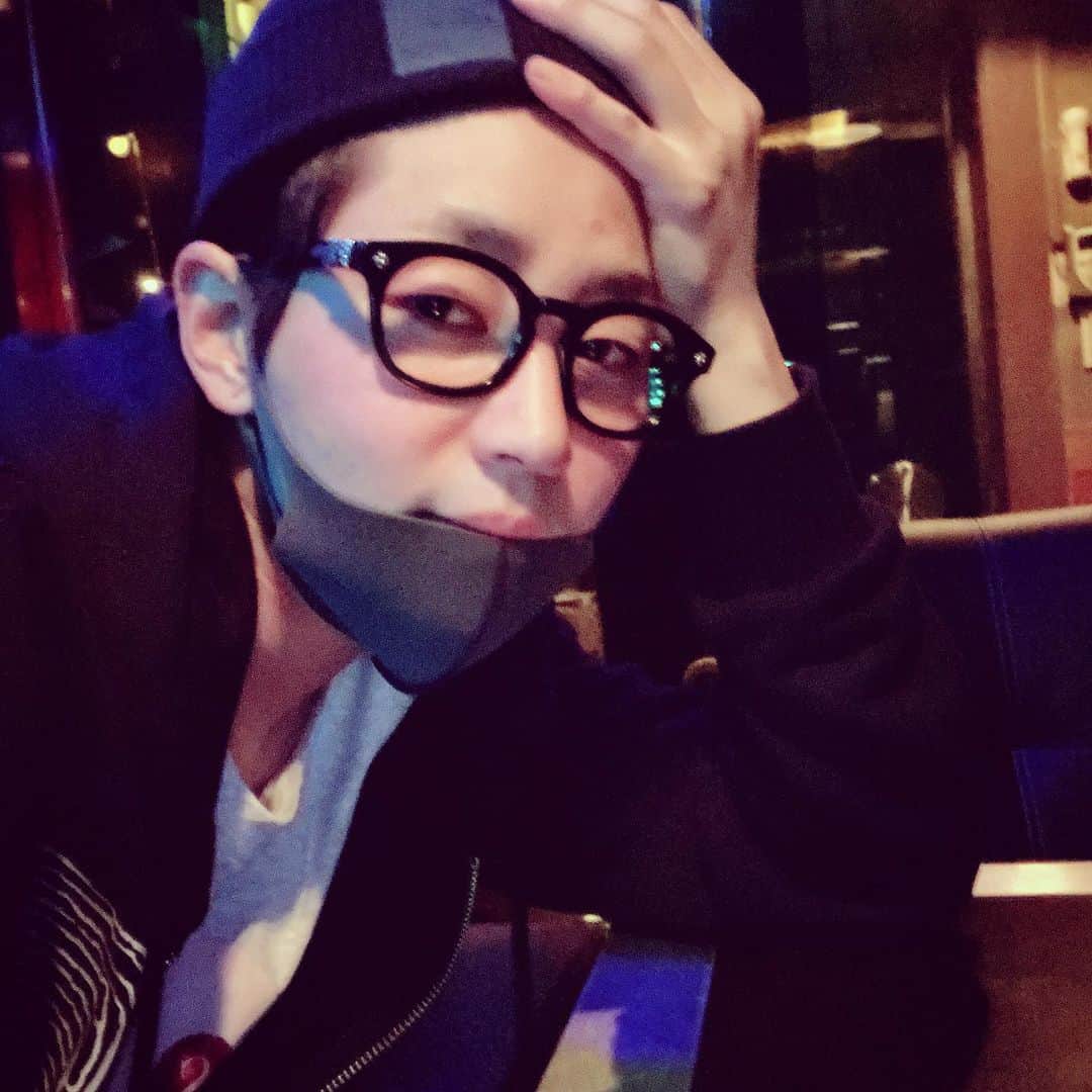 DINDINのインスタグラム：「나는 요즘 행복하니 모두가 행복했으면!🙏🏼🙏🏼🙏🏼 #딘딘 #음악잘하고싶다 #화이팅 #고마워 #흥미딘딘」