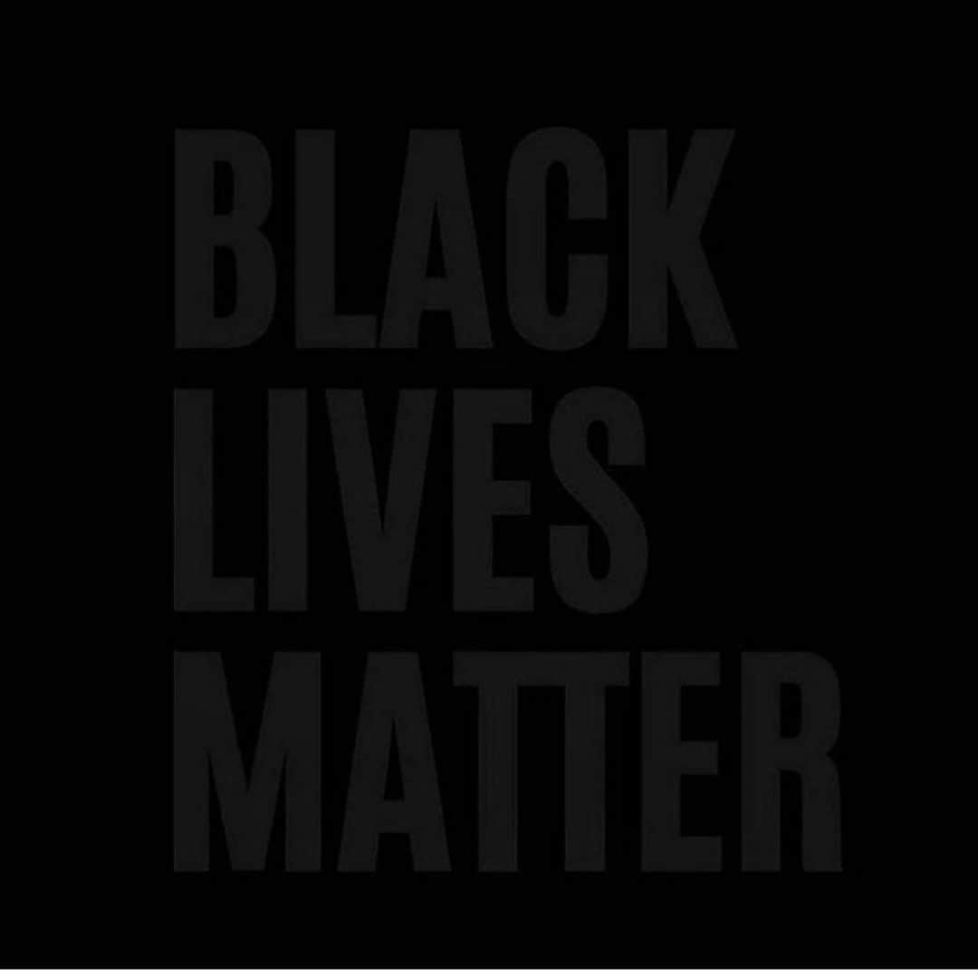 メイベリン・カペルーのインスタグラム：「#blackouttuesday」