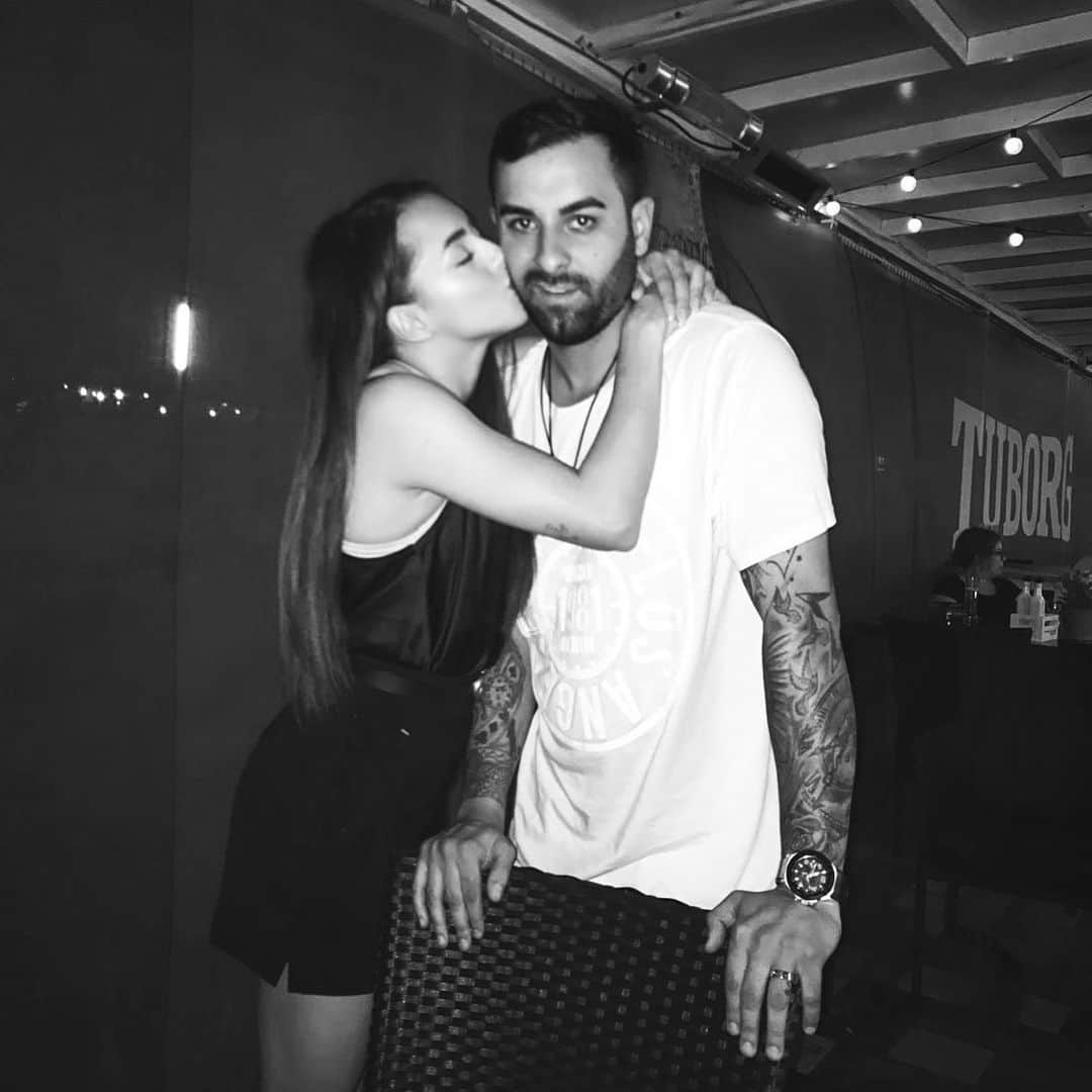ラリサ・ヨルダケのインスタグラム：「#jumatate din inima mea👫🏽 La multi ani, fratelo! ❤️ te iubesc azi mai mult decat ieri si mai putin decat maine. Sa ai parte de tot ce e mai bun. Sa te bucuri alaturi de familia pe care o ai si sa ai grija de noi!  #cudrag #sorata #teiubescenorm❤️❤️❤️」