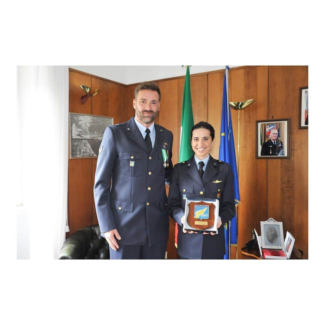 ヴァレンティーナ・マルケイさんのインスタグラム写真 - (ヴァレンティーナ・マルケイInstagram)「Ho avuto l’onore di rappresentare l’Aeronautica Militare a ben due Olimpiadi. Nel 2013 il Centro Sportivo dell’AM ha aperto agli sport invernali credendo nelle mie capacità, quando per i soliti disfattisti ero invece una “vecchietta”. Mi sono state date le ali per volare verso i miei sogni. Ali forti dei valori che mi sono stati trasmessi: la disciplina, la lealtà, la generosità, il senso del dovere. E l’appartenenza. A un’Arma che è più di un semplice Gruppo Sportivo, che è una famiglia, la mia FAMIGLIA CHE VOLA.  Mi sono congedata con il cuore pieno di orgoglio per aver portato per il mondo queste virtù e aver rappresentato l’Italia da Aviere Capo e ora volo verso nuove opportunità e responsabilità. Il mio grazie per gli anni indimenticabili in Aeronautica va al Generale Romano, ai Colonelli Loiudice e Lauriola, ai Tenenti Colonnelli Pieri, Sodano e Tomasulo, al Luogotenente Coppola, al Maresciallo Battista e al Sergente Francesco Gobbi, un punto di riferimento importantissimo nella mia crescita all’interno del Gruppo Sportivo.  Ma un ringraziamento sentito va anche a tutti i miei colleghi e compagni di viaggio. Siamo stati una bella squadra. Voi continuate a volare in alto, come per il vostro valore vi meritate❤️. Io, seppur da ex, sarò sempre al vostro fianco a sostenervi e incitarvi.  Un pezzo del mio cuore rimane però con i due veri angeli custodi: Giorgio Ceccarelli e Mario Pelagalli. Giorgio è tuttora un mio grande sostenitore. Mario, il Comandante, mi protegge da lassù... #2giugno #festadellarepubblica #lamiafamigliachevola #aeronauticamilitare #avierecapo」6月3日 2時51分 - valemarchei14