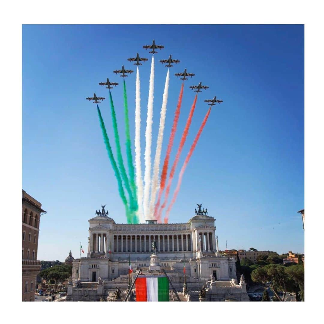 ヴァレンティーナ・マルケイさんのインスタグラム写真 - (ヴァレンティーナ・マルケイInstagram)「Ho avuto l’onore di rappresentare l’Aeronautica Militare a ben due Olimpiadi. Nel 2013 il Centro Sportivo dell’AM ha aperto agli sport invernali credendo nelle mie capacità, quando per i soliti disfattisti ero invece una “vecchietta”. Mi sono state date le ali per volare verso i miei sogni. Ali forti dei valori che mi sono stati trasmessi: la disciplina, la lealtà, la generosità, il senso del dovere. E l’appartenenza. A un’Arma che è più di un semplice Gruppo Sportivo, che è una famiglia, la mia FAMIGLIA CHE VOLA.  Mi sono congedata con il cuore pieno di orgoglio per aver portato per il mondo queste virtù e aver rappresentato l’Italia da Aviere Capo e ora volo verso nuove opportunità e responsabilità. Il mio grazie per gli anni indimenticabili in Aeronautica va al Generale Romano, ai Colonelli Loiudice e Lauriola, ai Tenenti Colonnelli Pieri, Sodano e Tomasulo, al Luogotenente Coppola, al Maresciallo Battista e al Sergente Francesco Gobbi, un punto di riferimento importantissimo nella mia crescita all’interno del Gruppo Sportivo.  Ma un ringraziamento sentito va anche a tutti i miei colleghi e compagni di viaggio. Siamo stati una bella squadra. Voi continuate a volare in alto, come per il vostro valore vi meritate❤️. Io, seppur da ex, sarò sempre al vostro fianco a sostenervi e incitarvi.  Un pezzo del mio cuore rimane però con i due veri angeli custodi: Giorgio Ceccarelli e Mario Pelagalli. Giorgio è tuttora un mio grande sostenitore. Mario, il Comandante, mi protegge da lassù... #2giugno #festadellarepubblica #lamiafamigliachevola #aeronauticamilitare #avierecapo」6月3日 2時51分 - valemarchei14