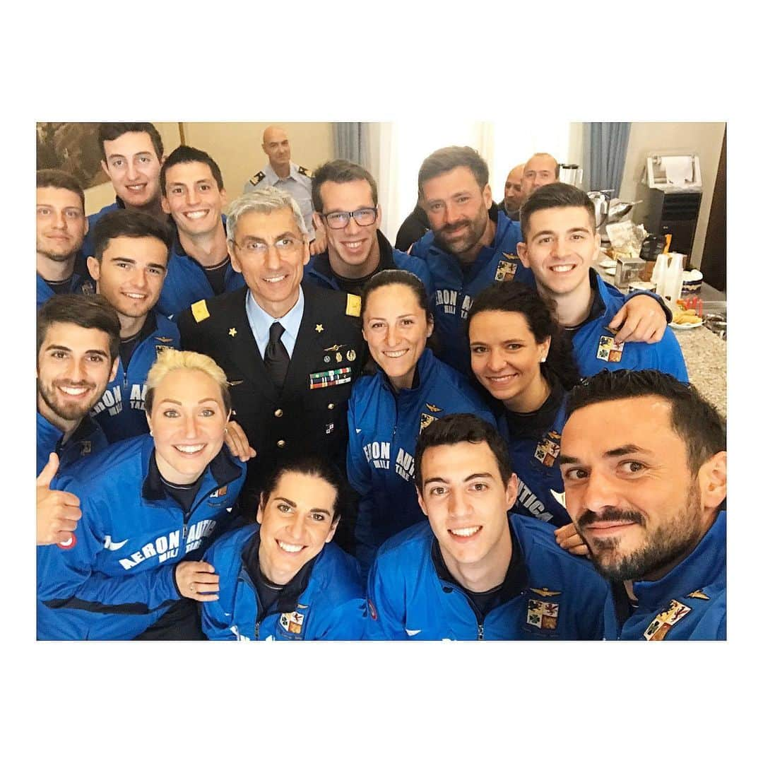 ヴァレンティーナ・マルケイさんのインスタグラム写真 - (ヴァレンティーナ・マルケイInstagram)「Ho avuto l’onore di rappresentare l’Aeronautica Militare a ben due Olimpiadi. Nel 2013 il Centro Sportivo dell’AM ha aperto agli sport invernali credendo nelle mie capacità, quando per i soliti disfattisti ero invece una “vecchietta”. Mi sono state date le ali per volare verso i miei sogni. Ali forti dei valori che mi sono stati trasmessi: la disciplina, la lealtà, la generosità, il senso del dovere. E l’appartenenza. A un’Arma che è più di un semplice Gruppo Sportivo, che è una famiglia, la mia FAMIGLIA CHE VOLA.  Mi sono congedata con il cuore pieno di orgoglio per aver portato per il mondo queste virtù e aver rappresentato l’Italia da Aviere Capo e ora volo verso nuove opportunità e responsabilità. Il mio grazie per gli anni indimenticabili in Aeronautica va al Generale Romano, ai Colonelli Loiudice e Lauriola, ai Tenenti Colonnelli Pieri, Sodano e Tomasulo, al Luogotenente Coppola, al Maresciallo Battista e al Sergente Francesco Gobbi, un punto di riferimento importantissimo nella mia crescita all’interno del Gruppo Sportivo.  Ma un ringraziamento sentito va anche a tutti i miei colleghi e compagni di viaggio. Siamo stati una bella squadra. Voi continuate a volare in alto, come per il vostro valore vi meritate❤️. Io, seppur da ex, sarò sempre al vostro fianco a sostenervi e incitarvi.  Un pezzo del mio cuore rimane però con i due veri angeli custodi: Giorgio Ceccarelli e Mario Pelagalli. Giorgio è tuttora un mio grande sostenitore. Mario, il Comandante, mi protegge da lassù... #2giugno #festadellarepubblica #lamiafamigliachevola #aeronauticamilitare #avierecapo」6月3日 2時51分 - valemarchei14