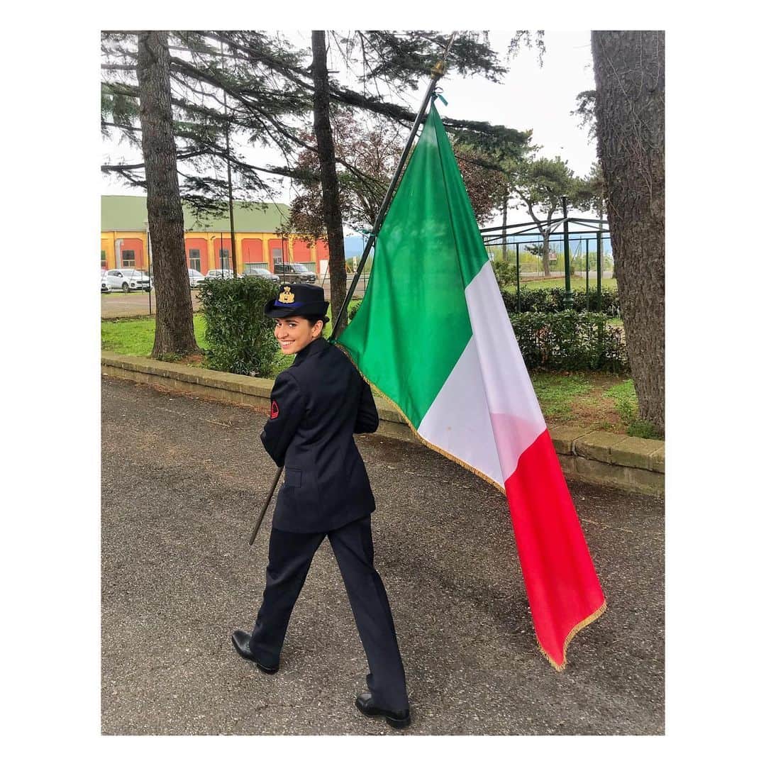 ヴァレンティーナ・マルケイのインスタグラム：「Ho avuto l’onore di rappresentare l’Aeronautica Militare a ben due Olimpiadi. Nel 2013 il Centro Sportivo dell’AM ha aperto agli sport invernali credendo nelle mie capacità, quando per i soliti disfattisti ero invece una “vecchietta”. Mi sono state date le ali per volare verso i miei sogni. Ali forti dei valori che mi sono stati trasmessi: la disciplina, la lealtà, la generosità, il senso del dovere. E l’appartenenza. A un’Arma che è più di un semplice Gruppo Sportivo, che è una famiglia, la mia FAMIGLIA CHE VOLA.  Mi sono congedata con il cuore pieno di orgoglio per aver portato per il mondo queste virtù e aver rappresentato l’Italia da Aviere Capo e ora volo verso nuove opportunità e responsabilità. Il mio grazie per gli anni indimenticabili in Aeronautica va al Generale Romano, ai Colonelli Loiudice e Lauriola, ai Tenenti Colonnelli Pieri, Sodano e Tomasulo, al Luogotenente Coppola, al Maresciallo Battista e al Sergente Francesco Gobbi, un punto di riferimento importantissimo nella mia crescita all’interno del Gruppo Sportivo.  Ma un ringraziamento sentito va anche a tutti i miei colleghi e compagni di viaggio. Siamo stati una bella squadra. Voi continuate a volare in alto, come per il vostro valore vi meritate❤️. Io, seppur da ex, sarò sempre al vostro fianco a sostenervi e incitarvi.  Un pezzo del mio cuore rimane però con i due veri angeli custodi: Giorgio Ceccarelli e Mario Pelagalli. Giorgio è tuttora un mio grande sostenitore. Mario, il Comandante, mi protegge da lassù... #2giugno #festadellarepubblica #lamiafamigliachevola #aeronauticamilitare #avierecapo」
