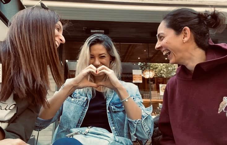 ギュルデニズ・オナルのインスタグラム：「Sırtını öyle bir yaslayacaksın ki devrilsen düşücem korkun olmayacak bileceksin ki arkanda seni tutacak kardeşlerin var... ❤️」
