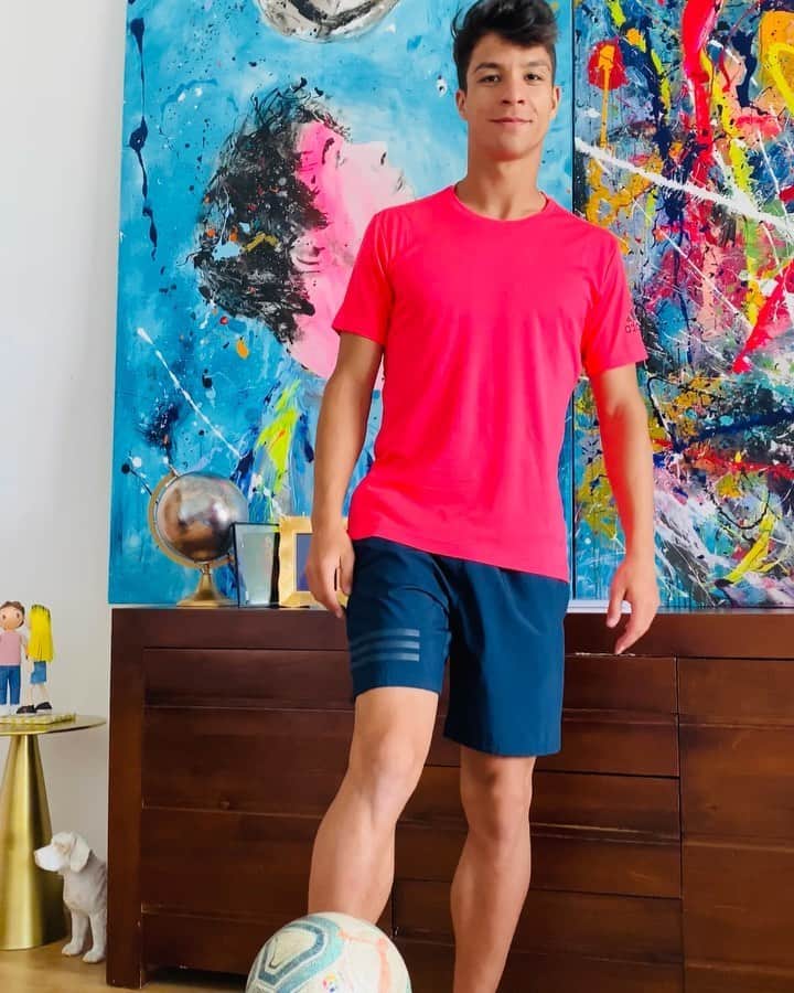 オリベル・トーレスのインスタグラム：「Como jugador de @sevillafc, acepto el reto de @who #HealthyAtHome transmitido por @save_the_dream y me uno a la lucha contra # COVID19. Pasa la voz, NO el virus. Vamos @luukdejong9  As a player of @sevillafc, I accept @who #HealthyAtHome Challenge passed on by @save_the_dream and I join the fight against #COVID19. Spread the word, NOT the virus.  Comme les joueurs du @sevillafc, j’accepte le challenge d @who #HealthyAtHome reçu par @save_the_dream et je rejoins le combat contre #COVID19. Passe le message PAS le virus.」