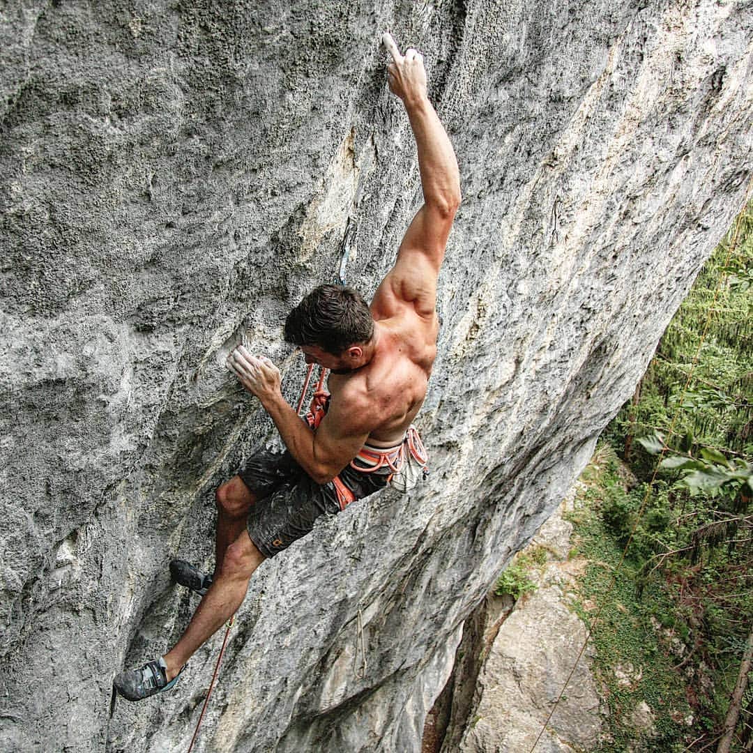 イェルネイ・クルーダーのインスタグラム：「🖕🏻 Inferno the 8c, second ascent.  Couldn't find the right moment to take down this one, until today. With a perfect temperature, dry and warm ish wind, climbing felt like fairy tale. 😁 @scarpaspa @ocun.climbing @vibram @snowmonkeyflask」