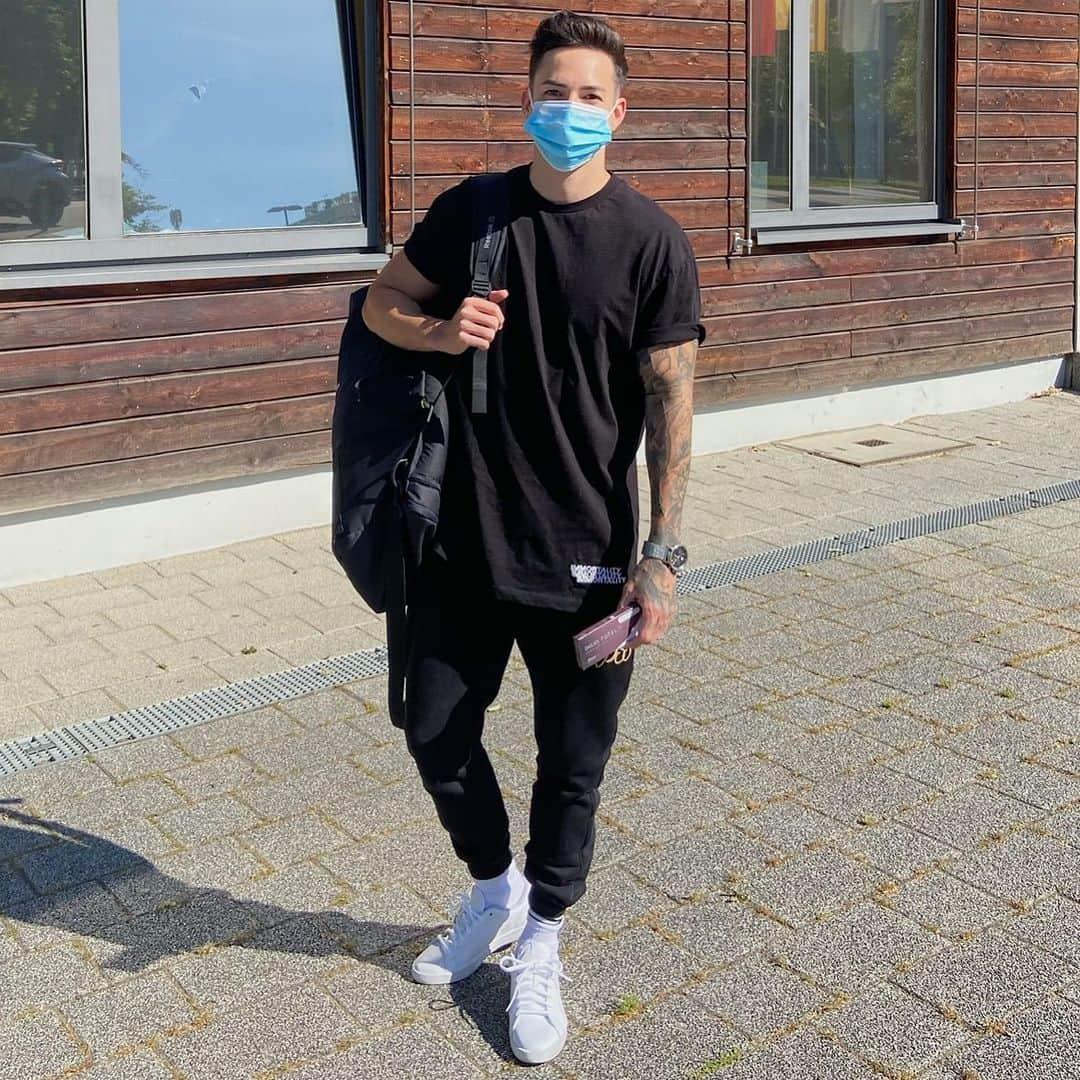 マゼル・ニューエンのインスタグラム：「WERBUNG | Der Mund- und Nasenschutz begleitet auch mich im Sport – auf dem Weg zum Training und in den Gemeinschaftsräumen. Klar nervt das, ich finde es aber auch wichtig, sich selbst und andere zu schützen. Da bin ich doch froh, dass ich meine Dailies Total 1 habe und mich trotz Mund- und Nasenschutz nicht noch zusätzlich mit beschlagenen Brillengläsern ärgern muss :-) #staysafe #jederaugenblickzählt #marcelsdailies #klarsehenmitdailies #kontaktlinsentragen #gymnastics #themarcelnguyen」